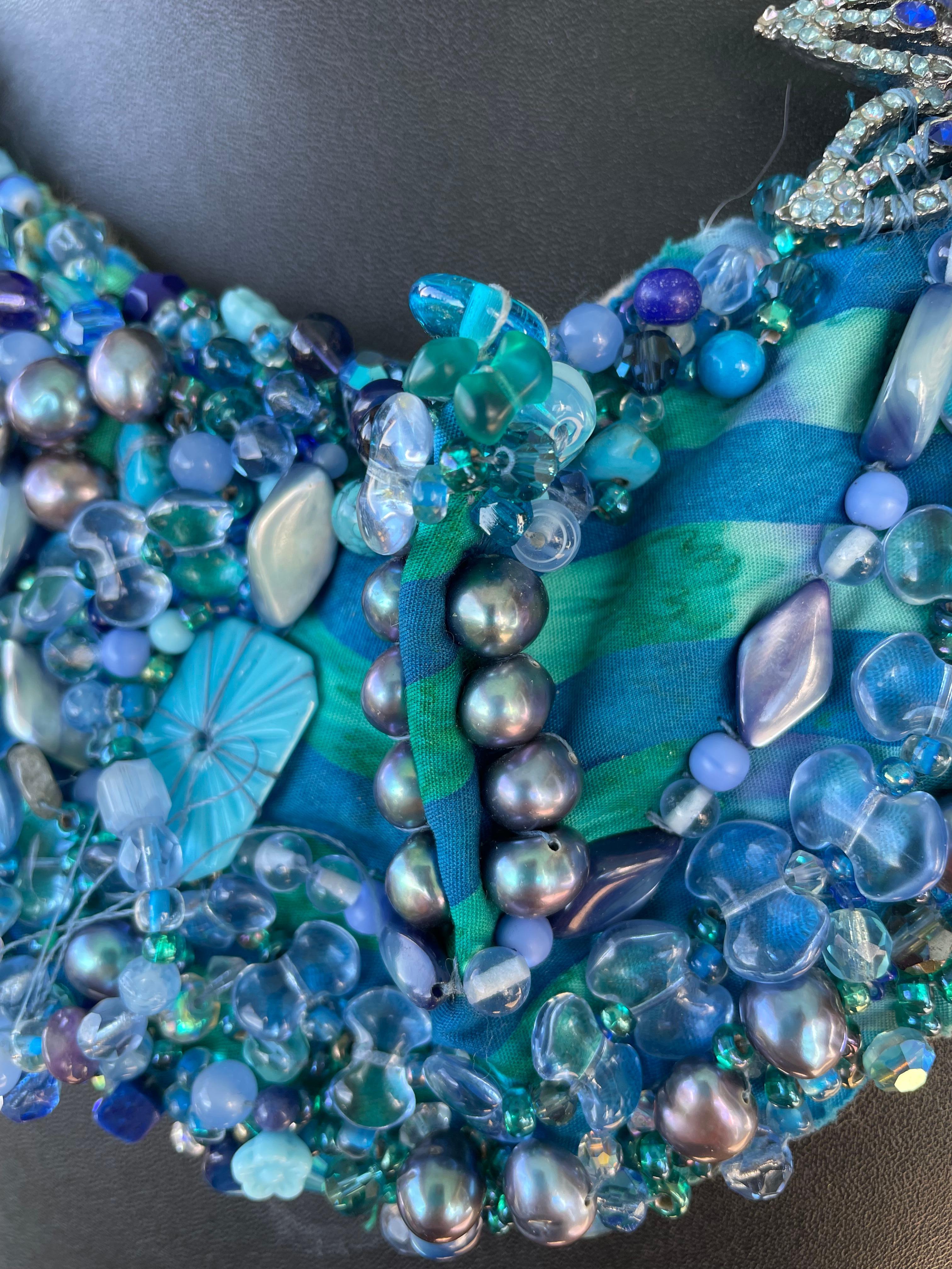 Handgefertigtes besticktes Halsband mit blauen Steinen auf Filz von Lorraine's Bijoux  (Kunsthandwerker*in) im Angebot