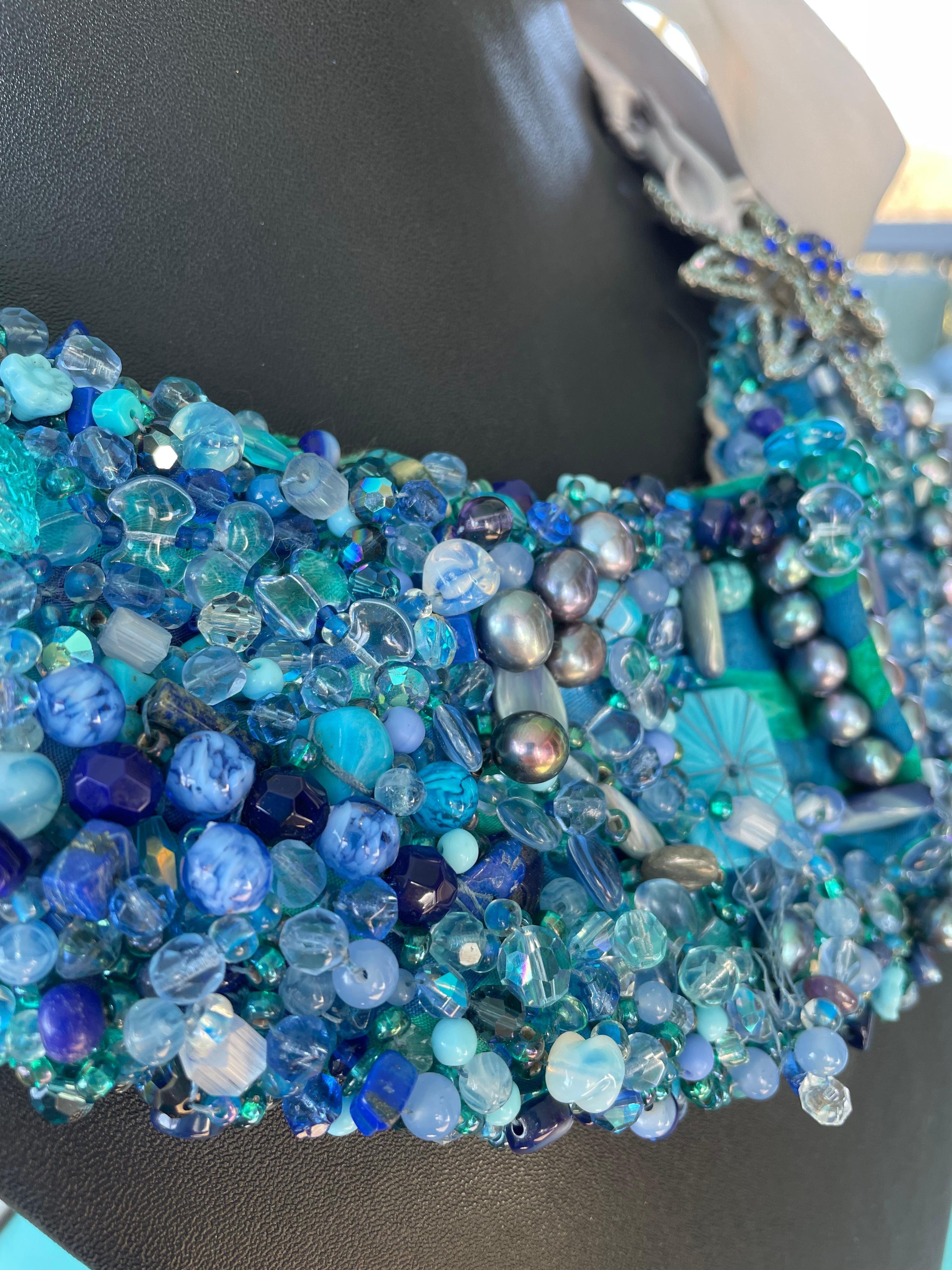 Handgefertigtes besticktes Halsband mit blauen Steinen auf Filz von Lorraine's Bijoux  (Perle) im Angebot