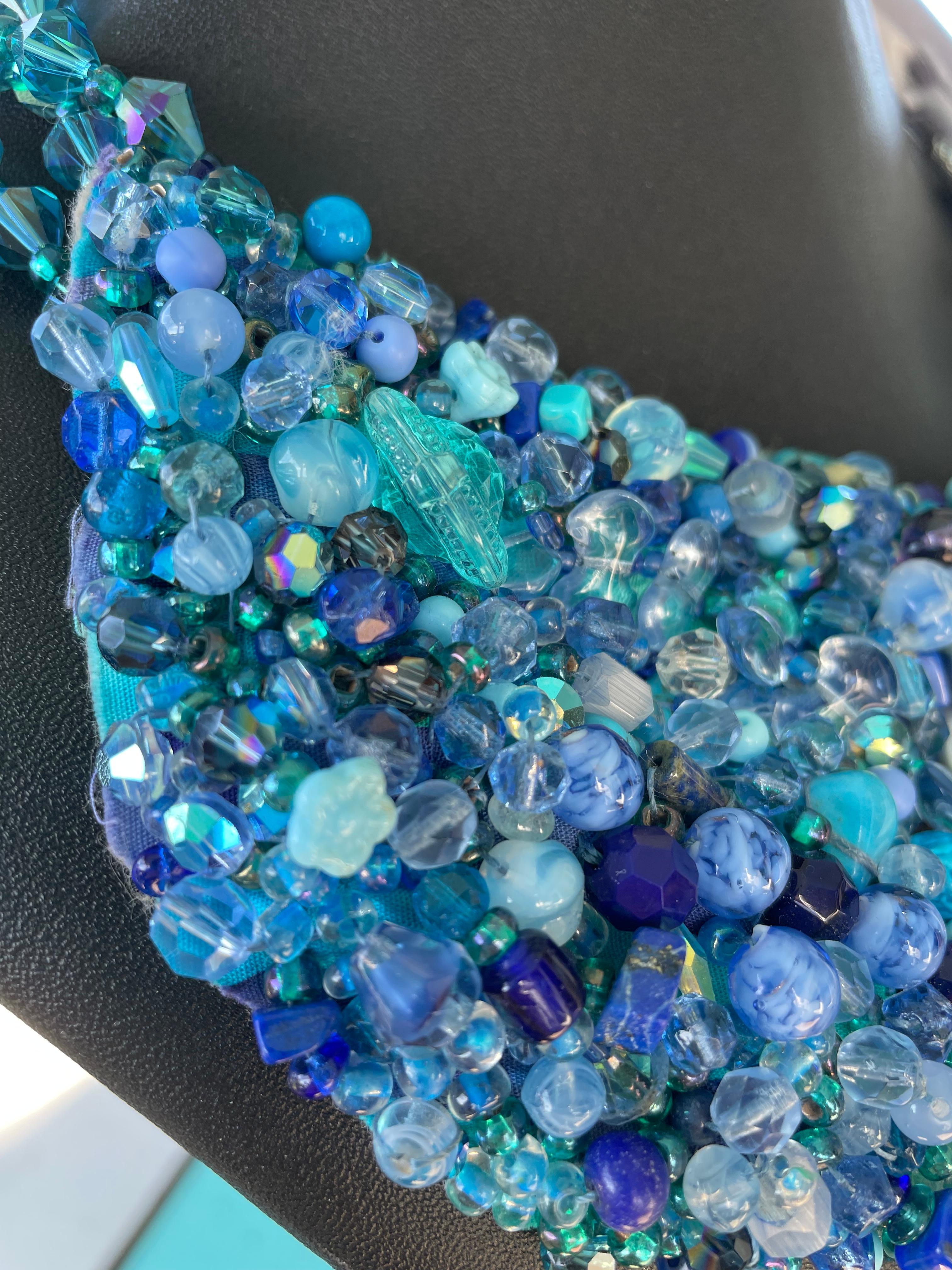 Handgefertigtes besticktes Halsband mit blauen Steinen auf Filz von Lorraine's Bijoux  im Zustand „Gut“ im Angebot in Pittsburgh, PA