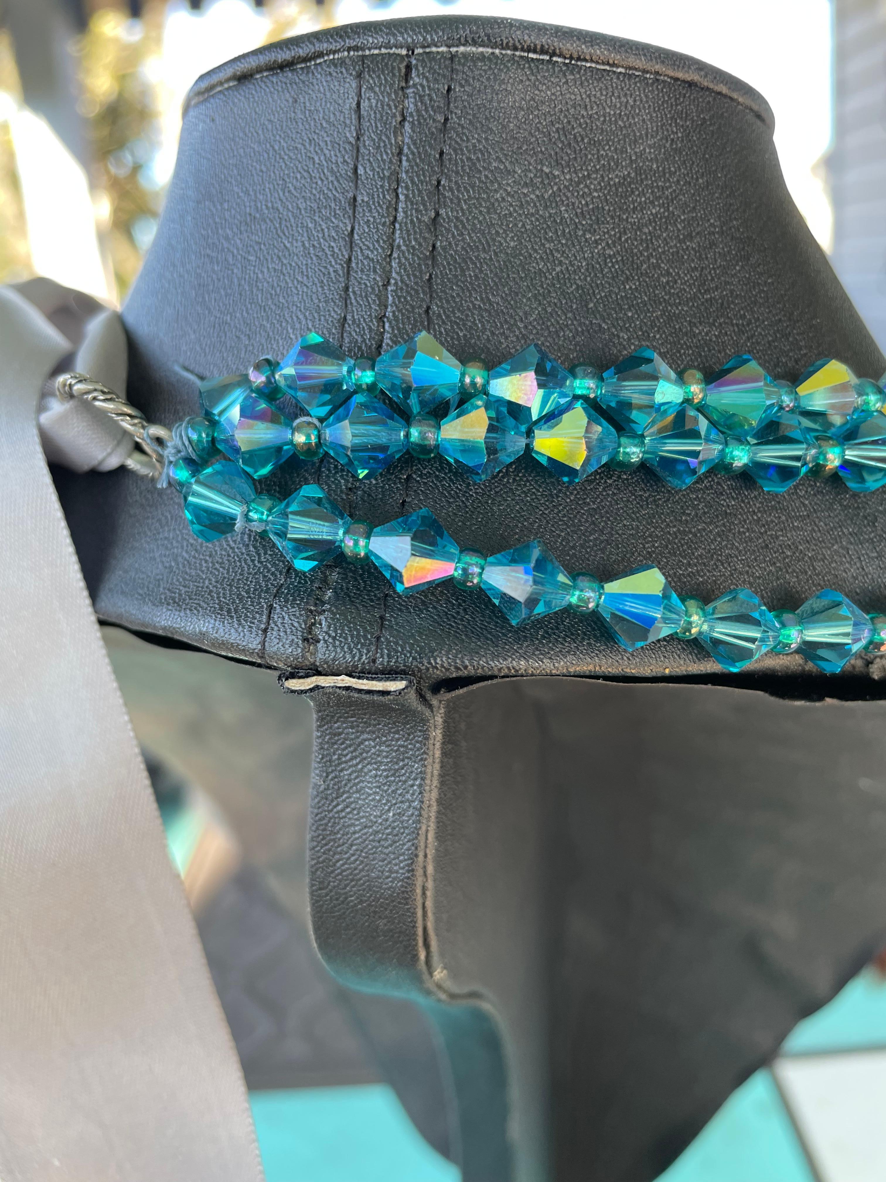 Handgefertigtes besticktes Halsband mit blauen Steinen auf Filz von Lorraine's Bijoux  Damen im Angebot