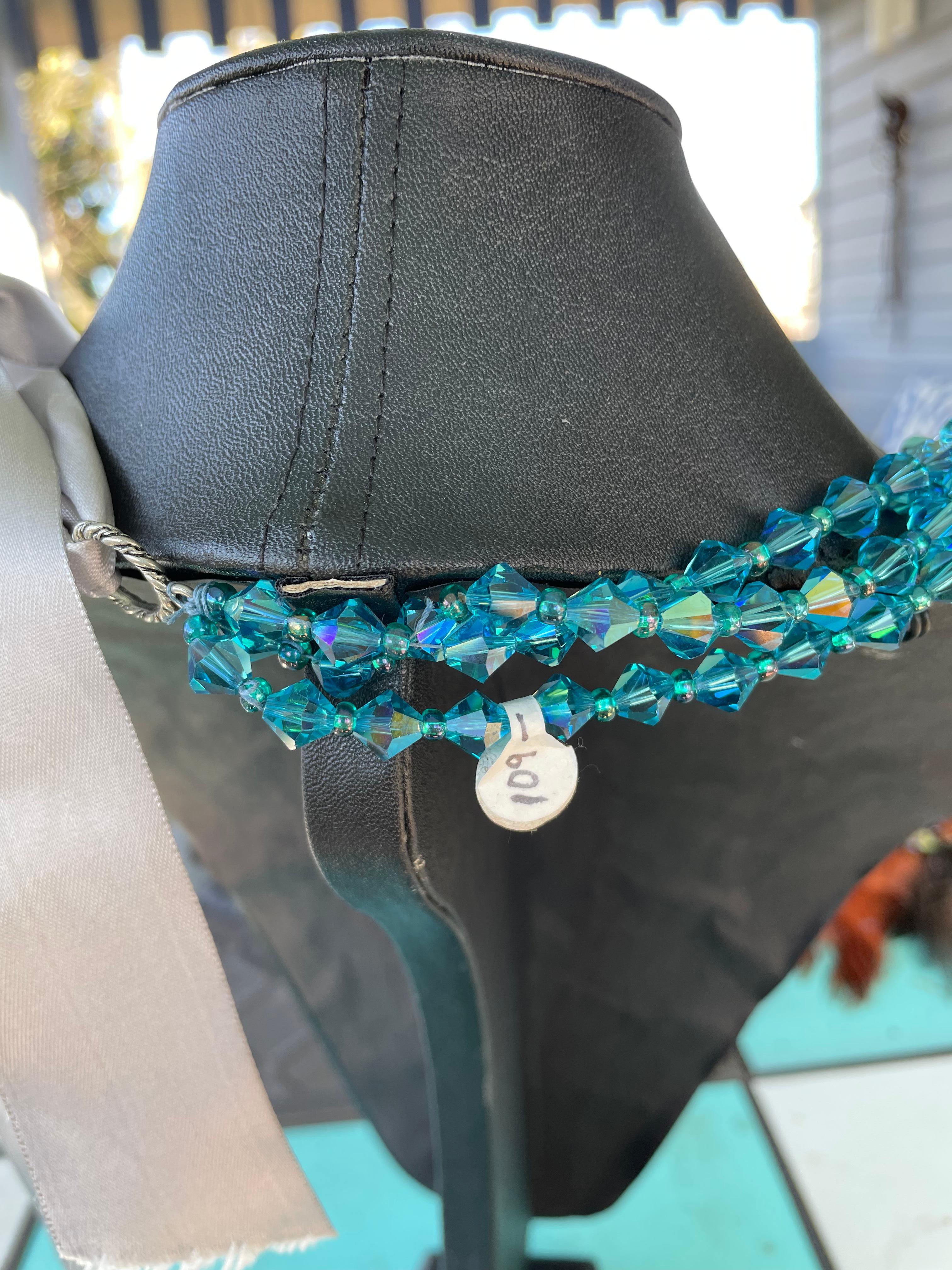 Handgefertigtes besticktes Halsband mit blauen Steinen auf Filz von Lorraine's Bijoux  im Angebot 2