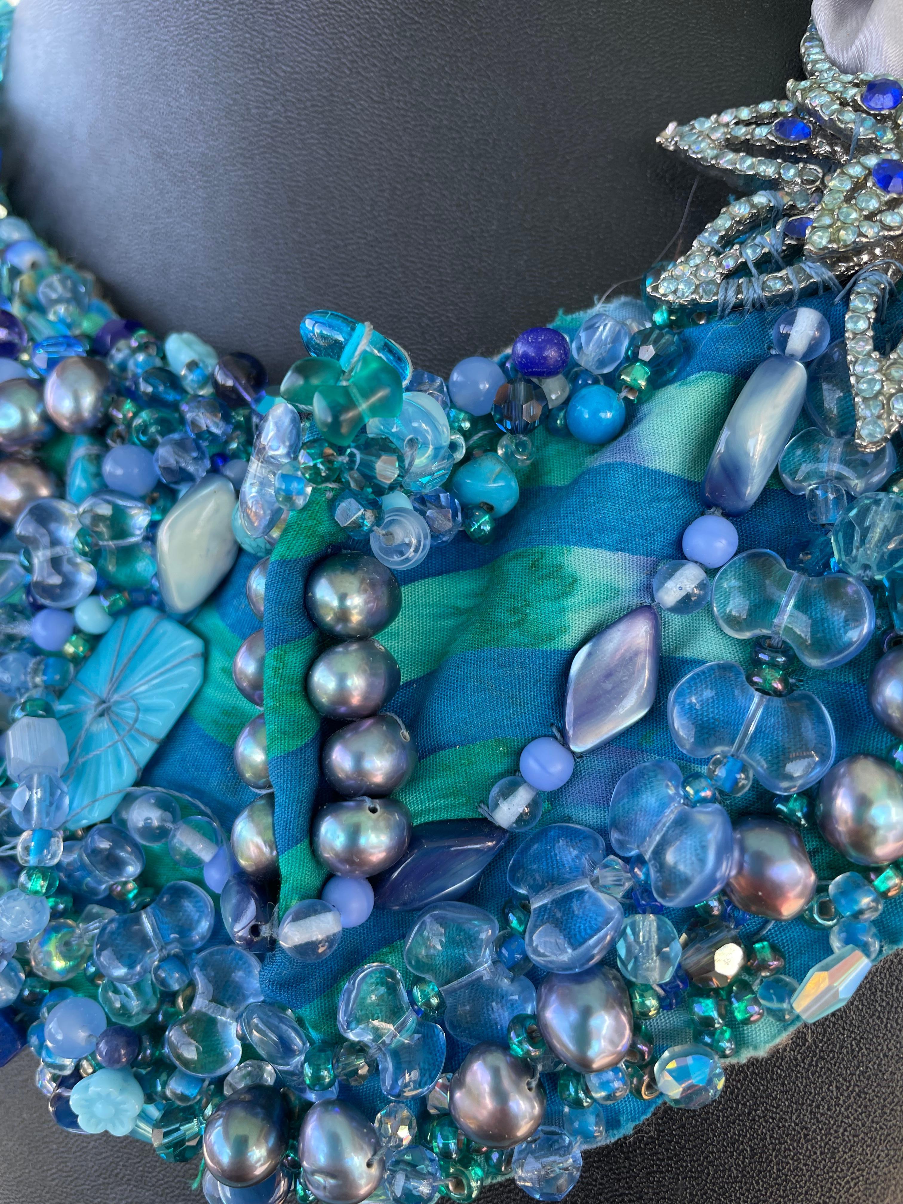 Handgefertigtes besticktes Halsband mit blauen Steinen auf Filz von Lorraine's Bijoux  im Angebot 3