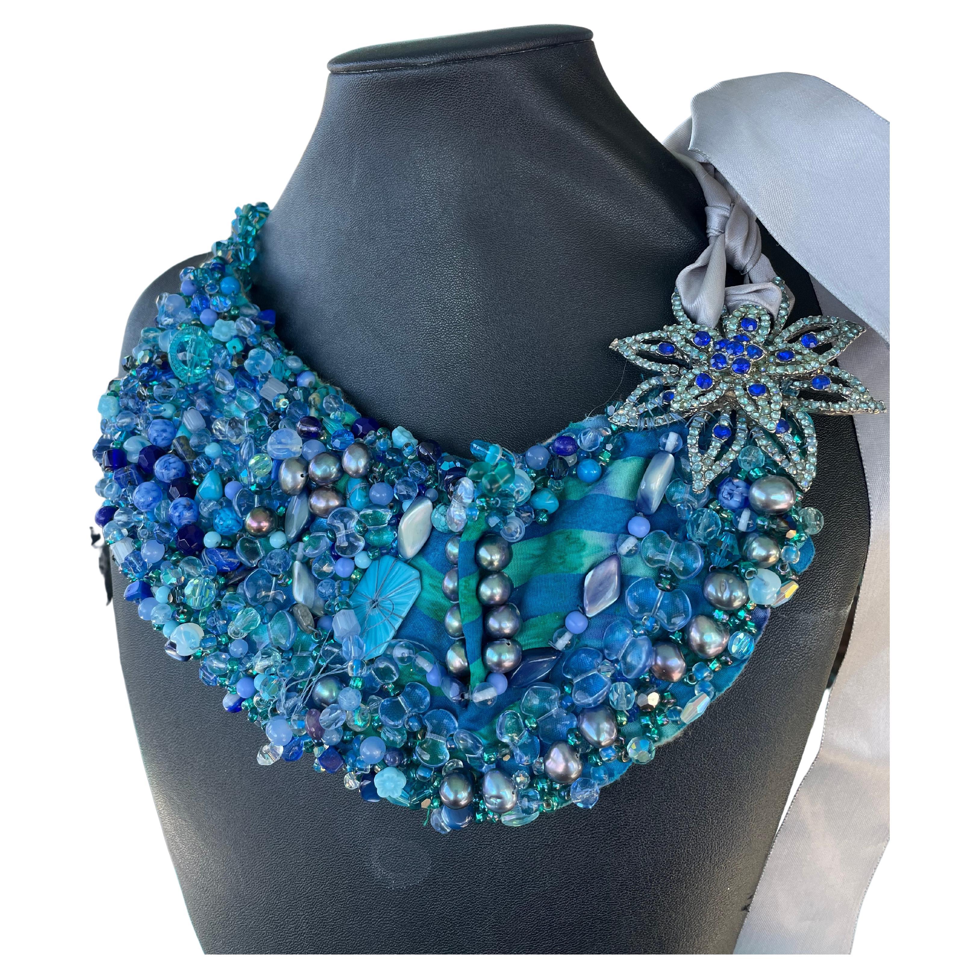 Handgefertigtes besticktes Halsband mit blauen Steinen auf Filz von Lorraine's Bijoux  im Angebot