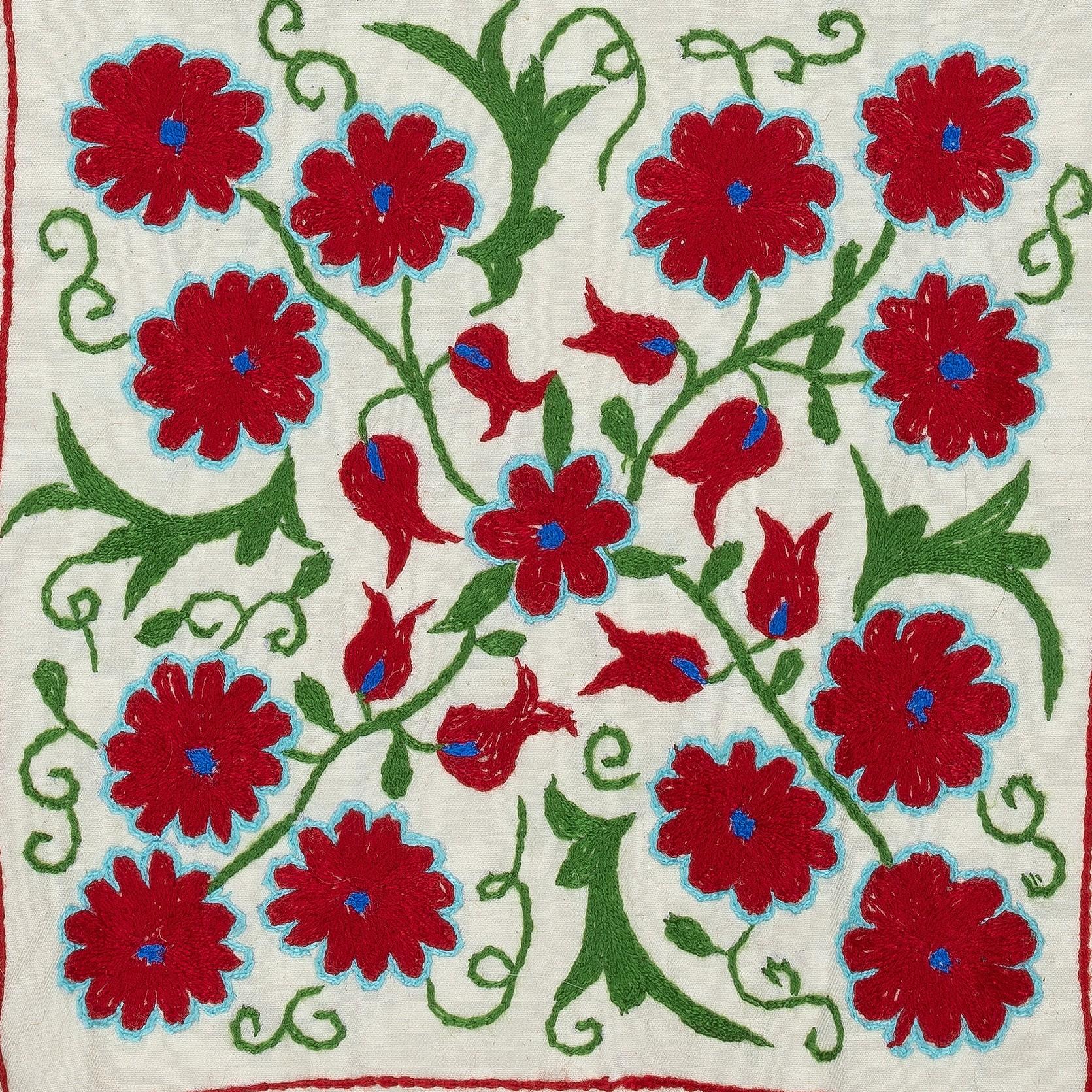 Tragen Sie ein Stück Geschichte und Kunstfertigkeit bei sich, wohin Sie auch gehen - mit dieser atemberaubenden, von usbekischen Kunsthandwerkern handbestickten Suzani-Handtasche. Mit ihren aufwendigen, lebhaften Stickereien auf einem luxuriösen