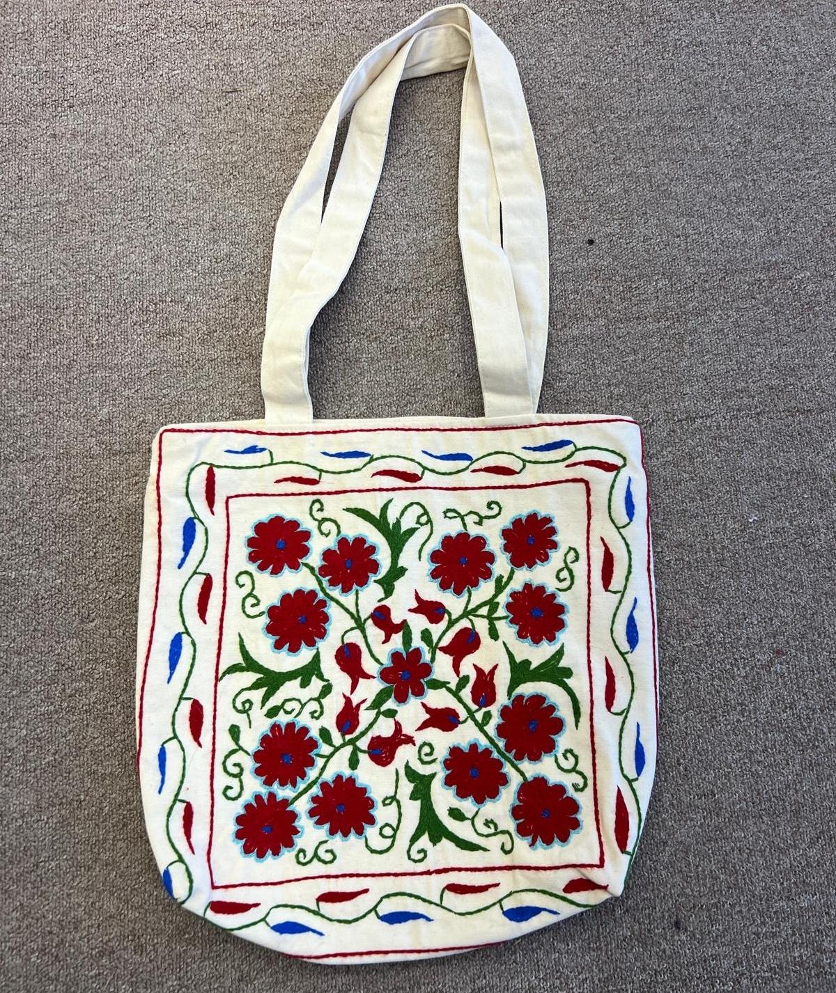 Handgefertigte, bestickte Handtasche.  Floral Suzani Tote Hobo Bucket Shopper Tasche (Usbekisch) im Angebot