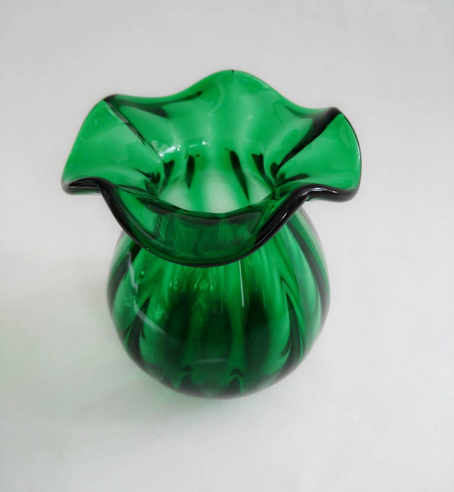Handmade Emerald Green Art Deco Glass Vase, Sweden In Excellent Condition In Albano Laziale, Rome/Lazio