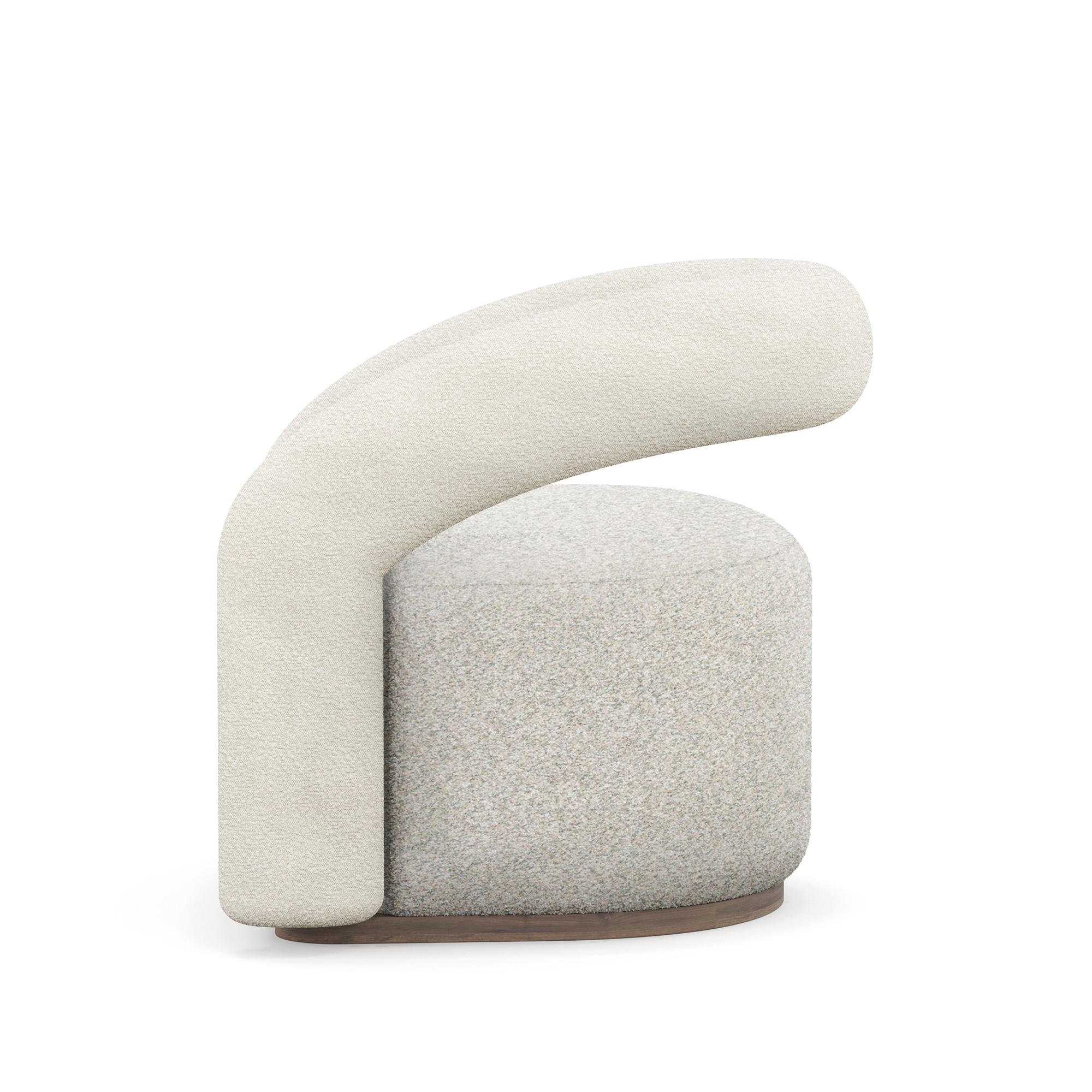 Bouclé Fauteuil Emma fait à la main avec accoudoirs courbes par Nolita Harbour en vente