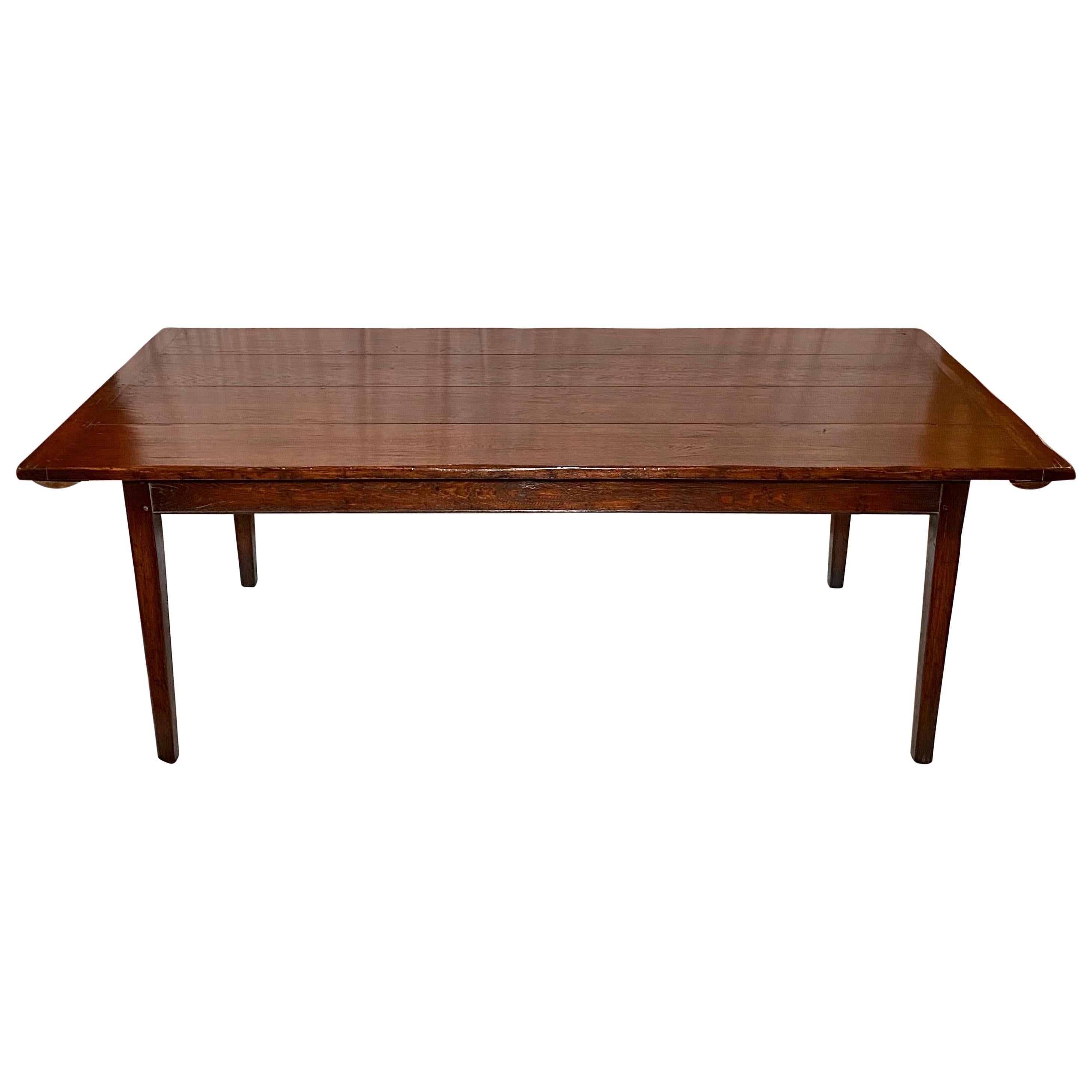 Table de ferme en chêne sculpté, fabriquée à la main, avec 2 allonges. 
Cette belle table est livrée avec deux feuilles d'extrémité, chacune mesurant 18 pouces, ce qui permet d'allonger la table d'un mètre supplémentaire.
120