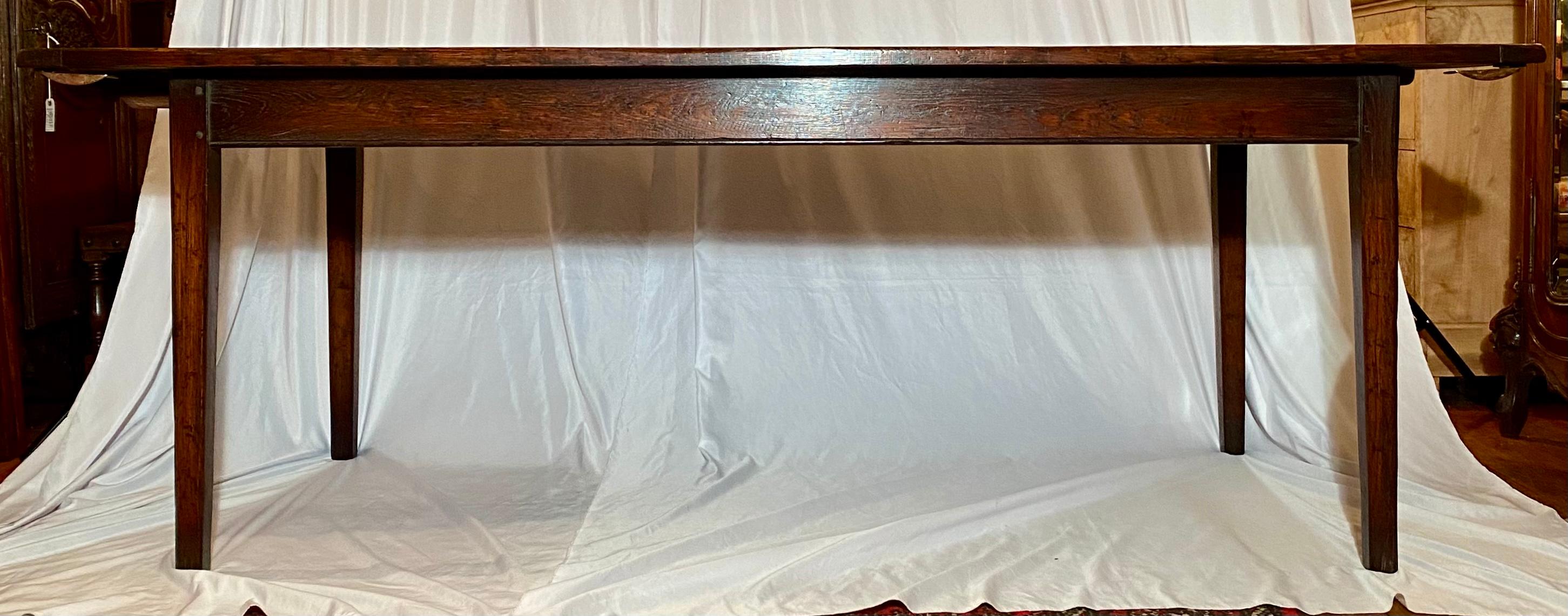 Anglais Table de ferme anglaise sculptée à la main avec 2 rallonges en vente