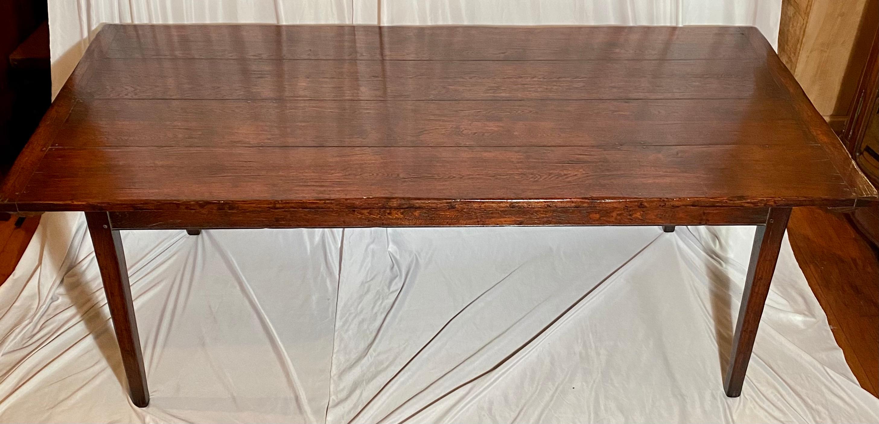 Table de ferme anglaise sculptée à la main avec 2 rallonges Bon état - En vente à New Orleans, LA