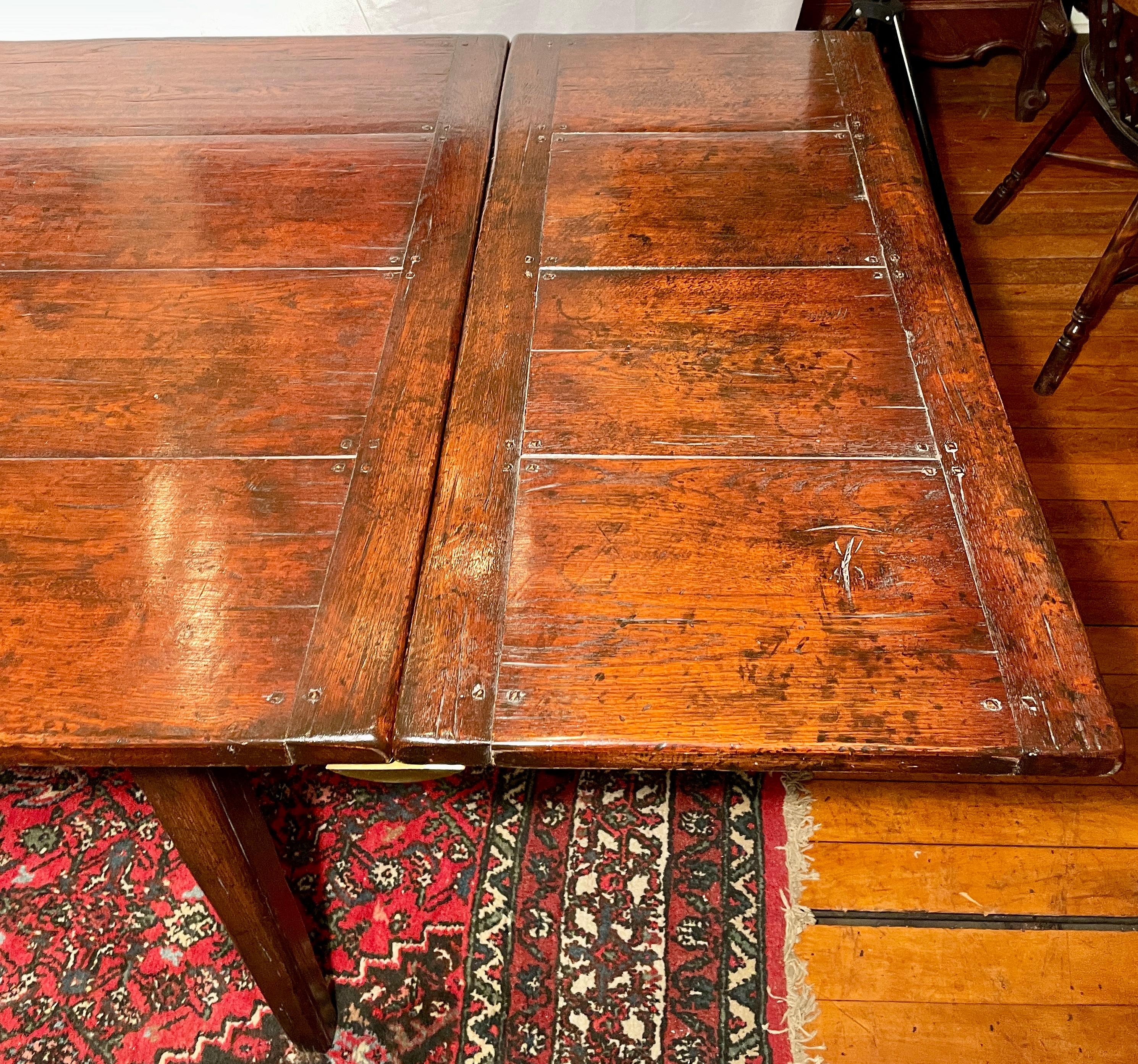 Table de ferme anglaise sculptée à la main avec 2 rallonges en vente 2