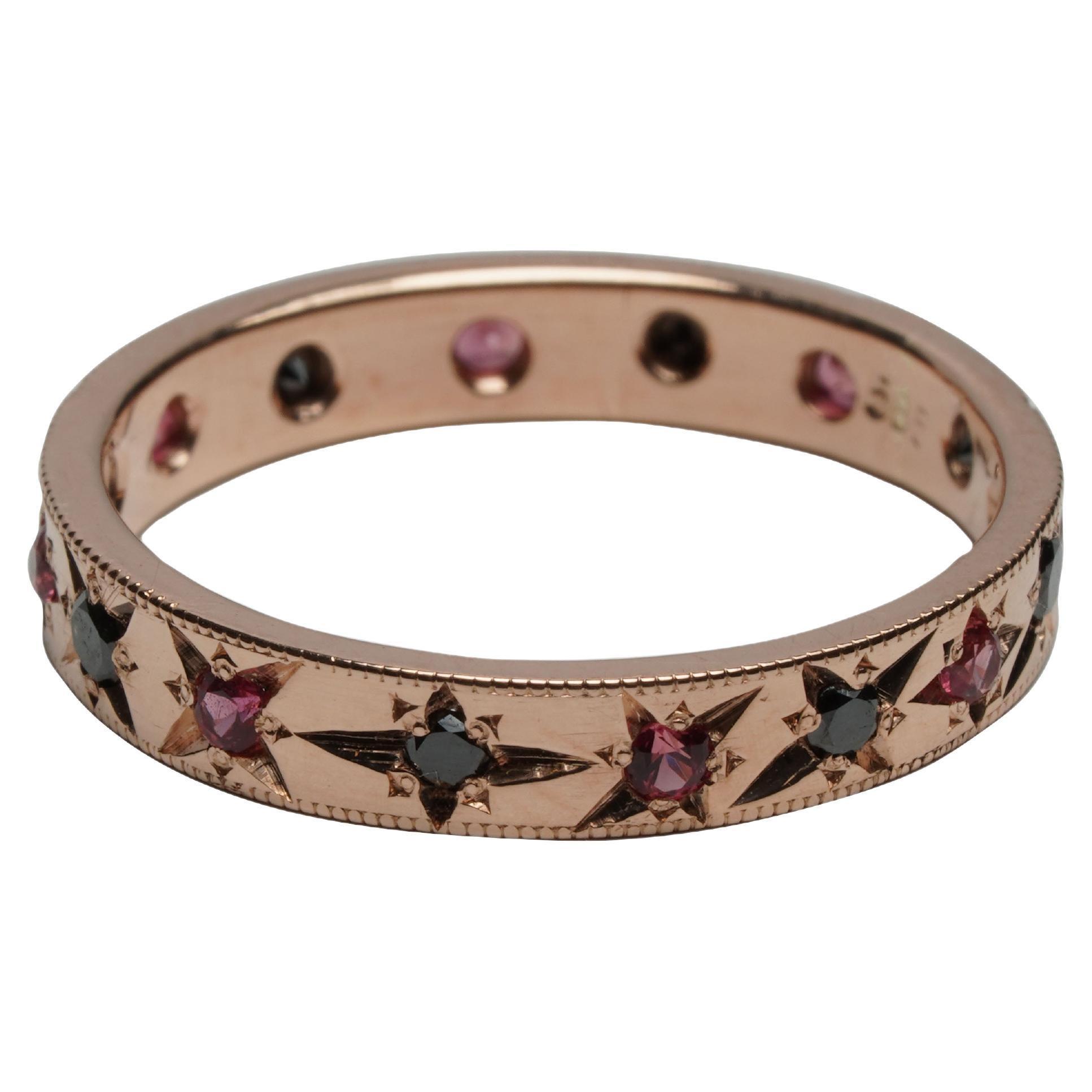 Handgefertigter gravierter Ring mit rosa Saphir und schwarzem Diamant