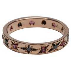 Handgefertigter gravierter Ring mit rosa Saphir und schwarzem Diamant