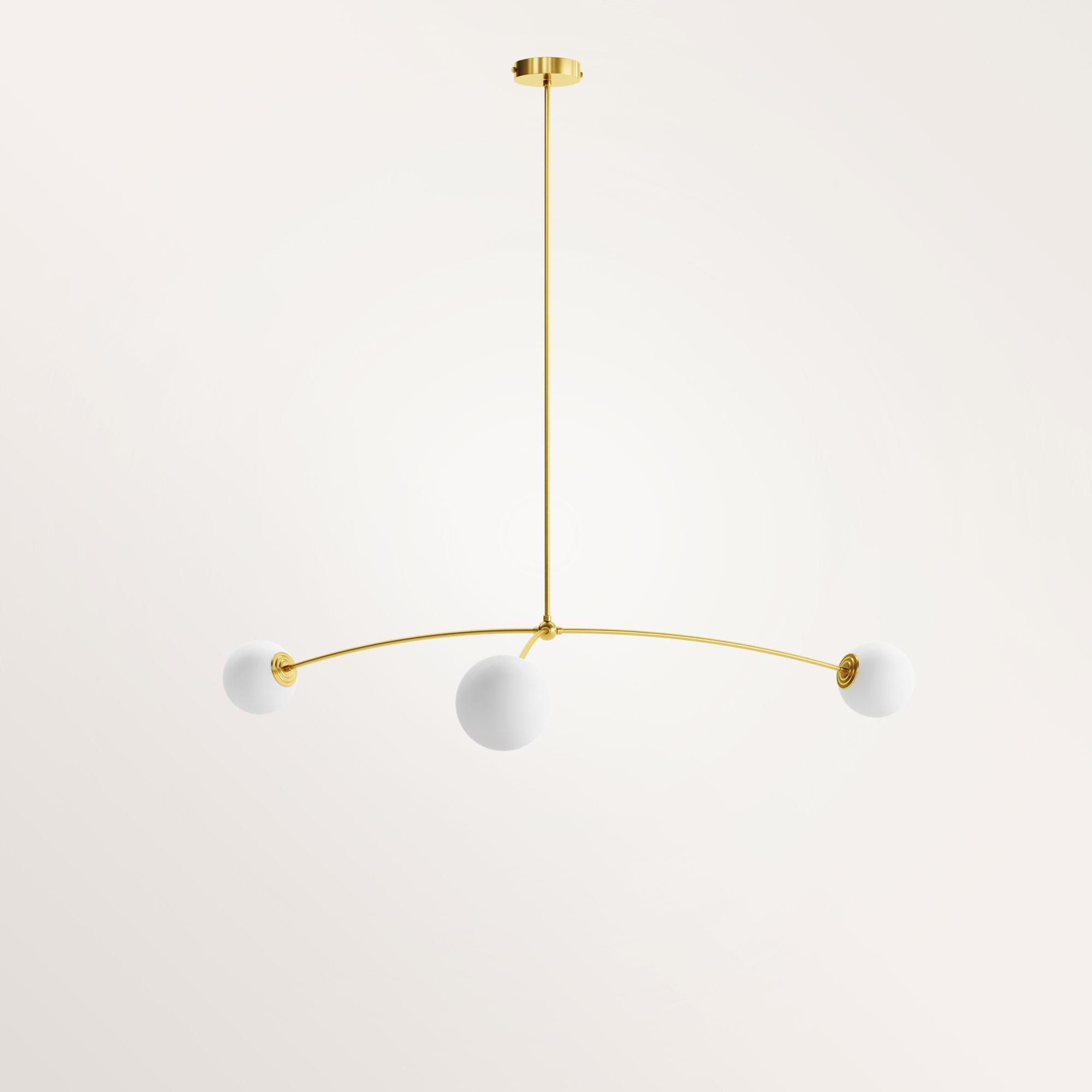 Lampada a sospensione Eole I fatta a mano da Gobo Lights
Dimensioni: D 100 x L 115 x H 100 cm
Materiali: Ottone, opalino.
Peso: 0,85 Kg. 


Autodidatta e proveniente dal mondo della chimica, questo artigiano/designer belga progetta i suoi pezzi con