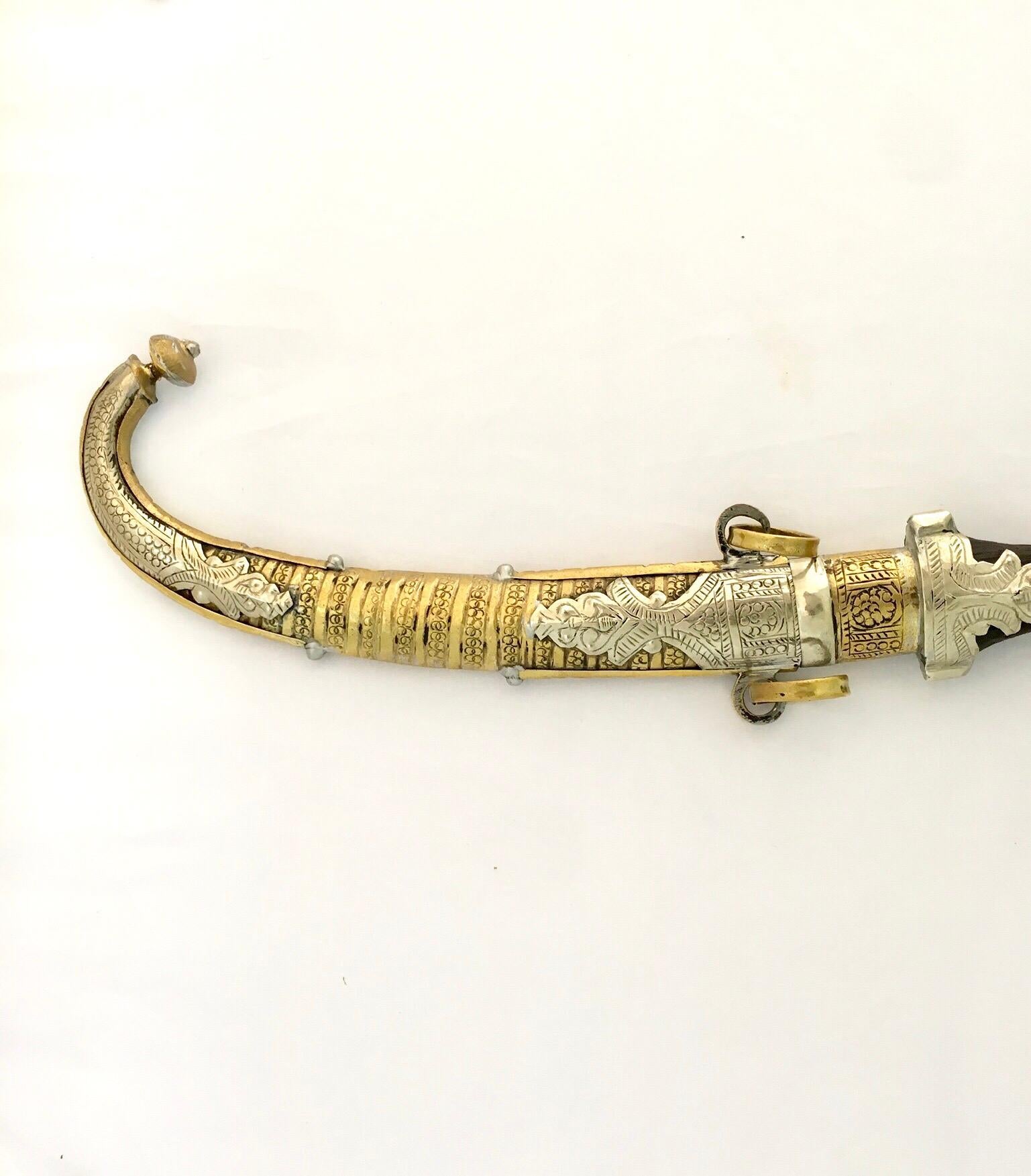 dagger with curved blade