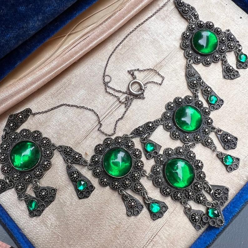 Collier de style étrusque fait à la main avec cabochons de verre vert de CINAR en vente 5
