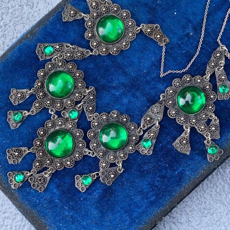 Néo-étrusque Collier de style étrusque fait à la main avec cabochons de verre vert de CINAR en vente
