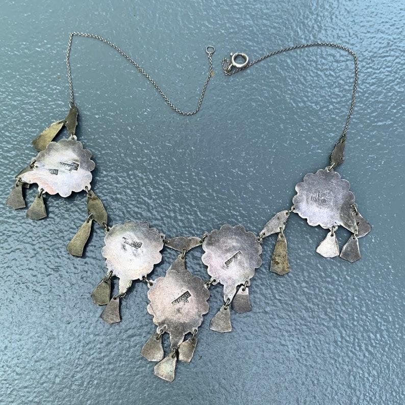 Collier de style étrusque fait à la main avec cabochons de verre vert de CINAR Pour femmes en vente