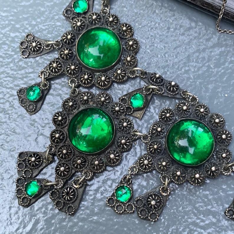 Collier de style étrusque fait à la main avec cabochons de verre vert de CINAR en vente 2