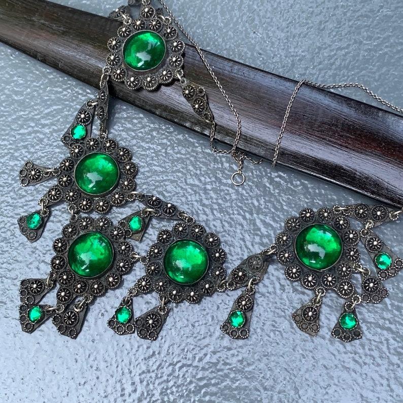 Collier de style étrusque fait à la main avec cabochons de verre vert de CINAR en vente 4