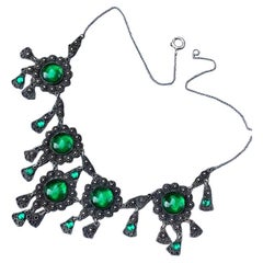 Handgefertigte Bib-Halskette im etruskischen Stil mit grünen Glas-Cabochons von CINAR