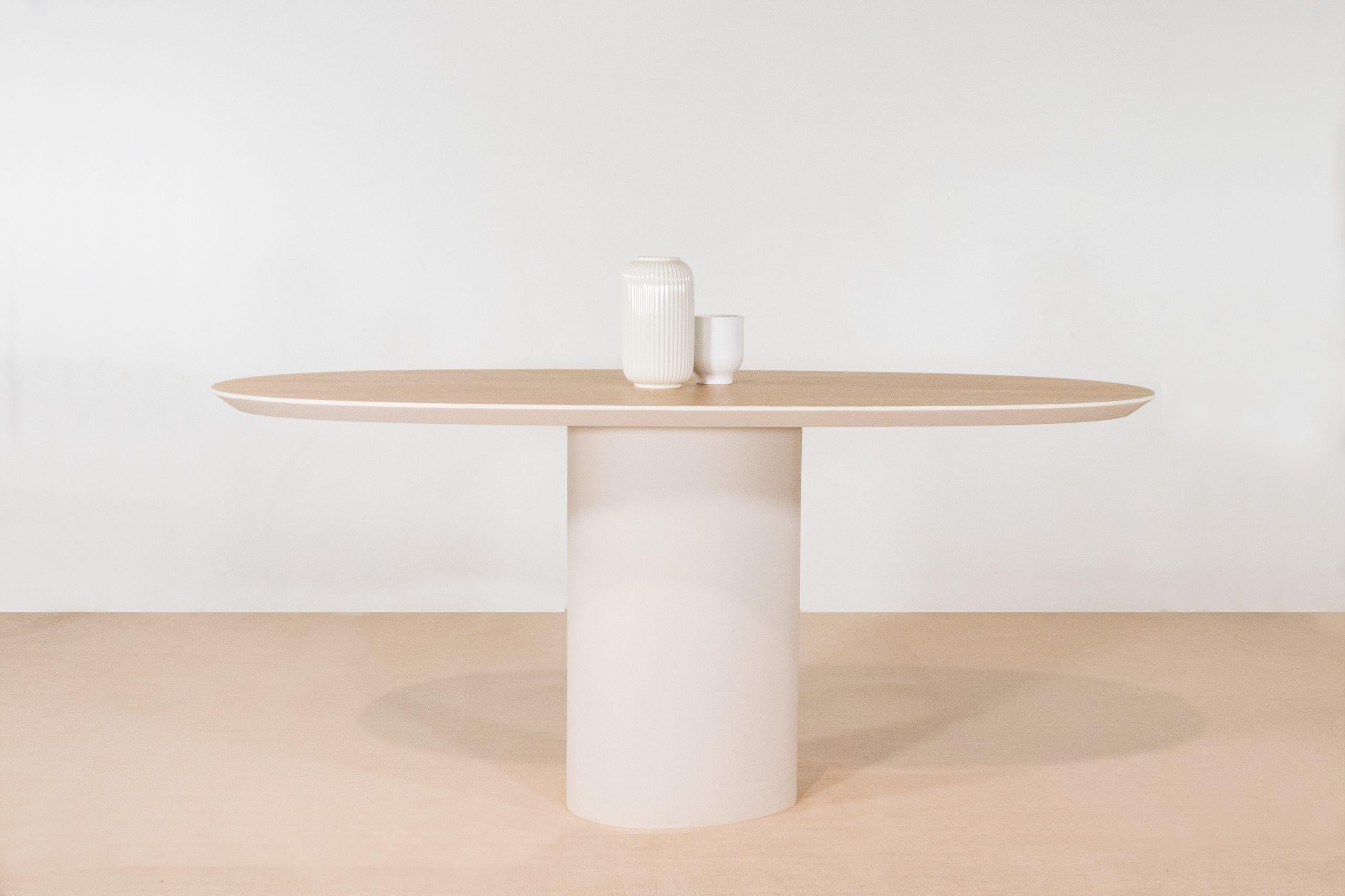 Table Eve faite à la main et signée par Gigi Design
Dimensions : L 160 x P 75 x H 74 cm
Matériaux : Plateau de la table en chêne naturel, côté de la table et pieds en laque blanc cassé, avec intégration de nacre et de sable.

La table Eve est une