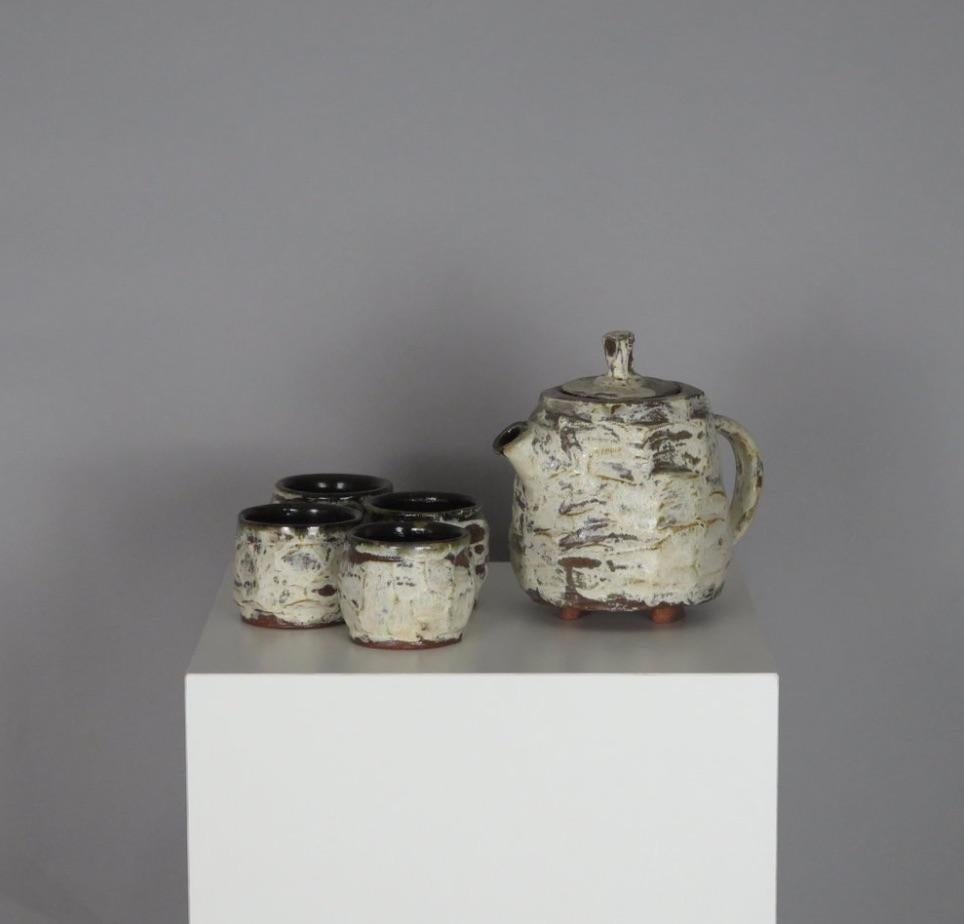 Handgefertigtes Teeset aus facettiertem Steingut. Amerika, um 1960. Signierte Studio-Keramik. Hält heißes Wasser sicher fest.