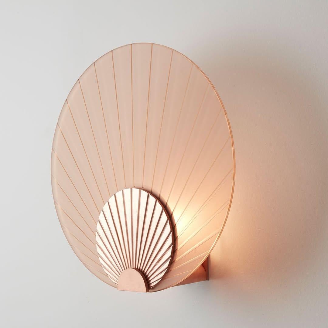 XXIe siècle et contemporain Lampe murale en forme d'éventail en verre pêche et cuivre brossé faite main Maiko Carla Baz en vente