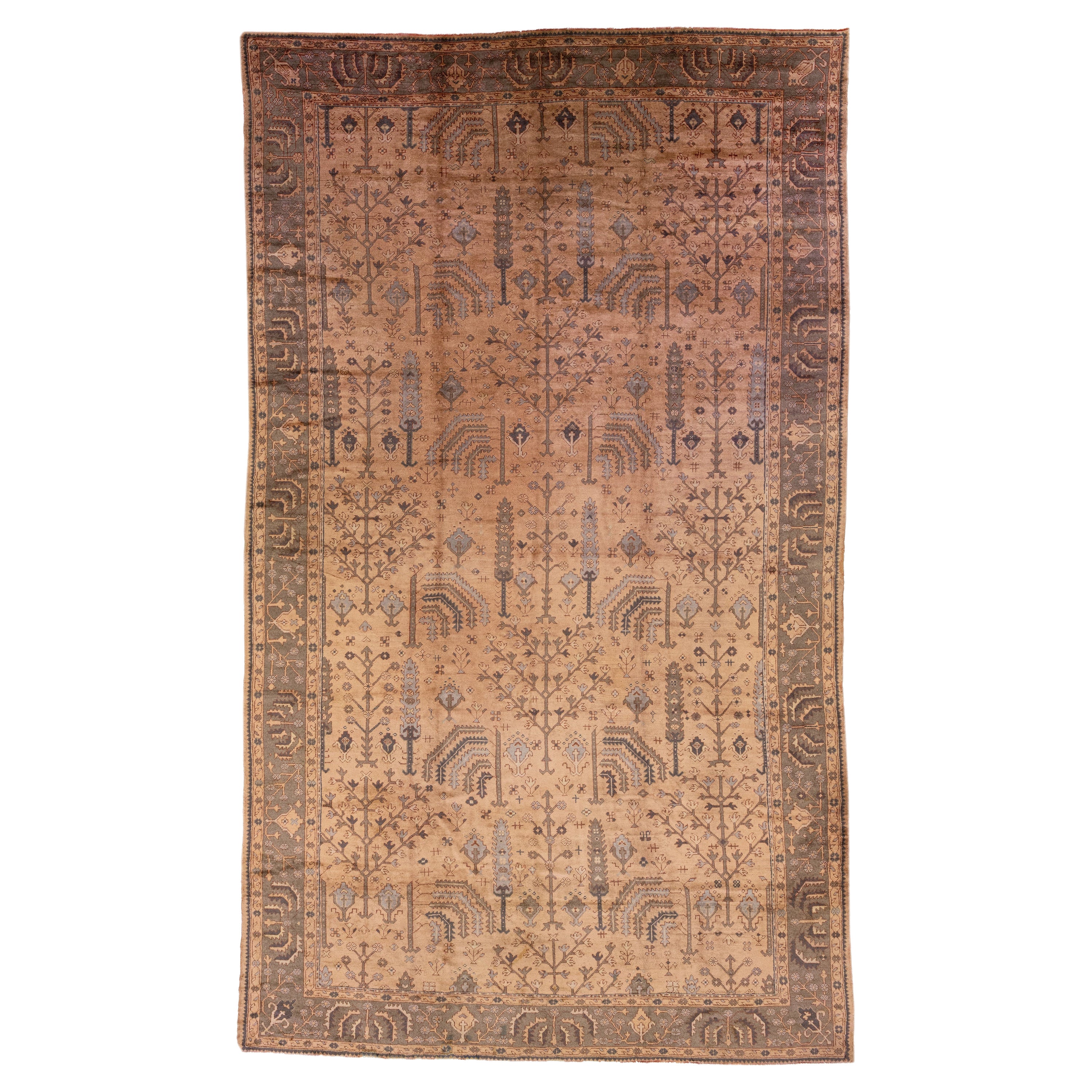 Tapis moderne et floral en laine turque Oushak surdimensionné, fait à la main et recouvert d'un champ beige. en vente