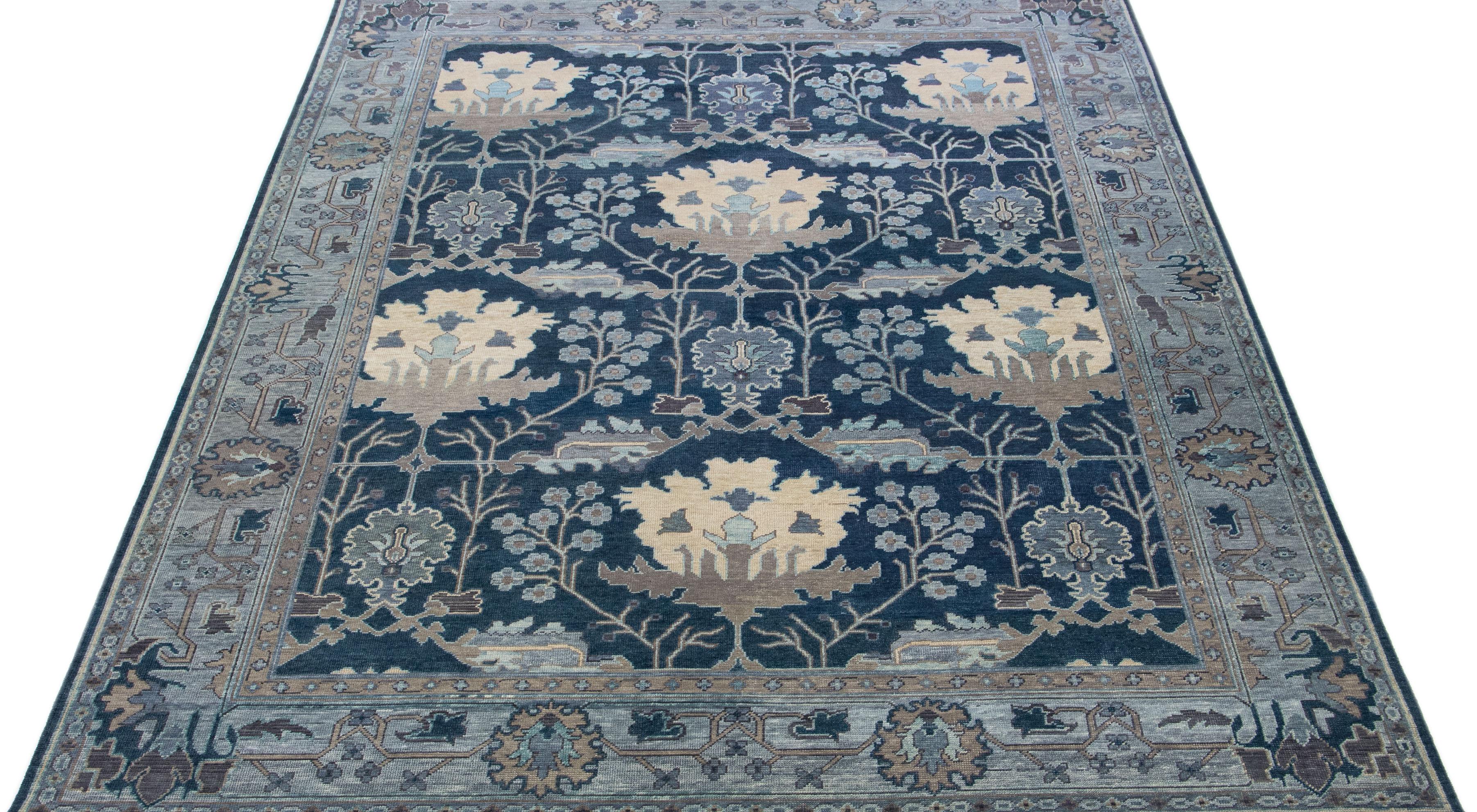 Indien Tapis moderne turc en laine bleue à motifs floraux fait à la main de style Oushak en vente