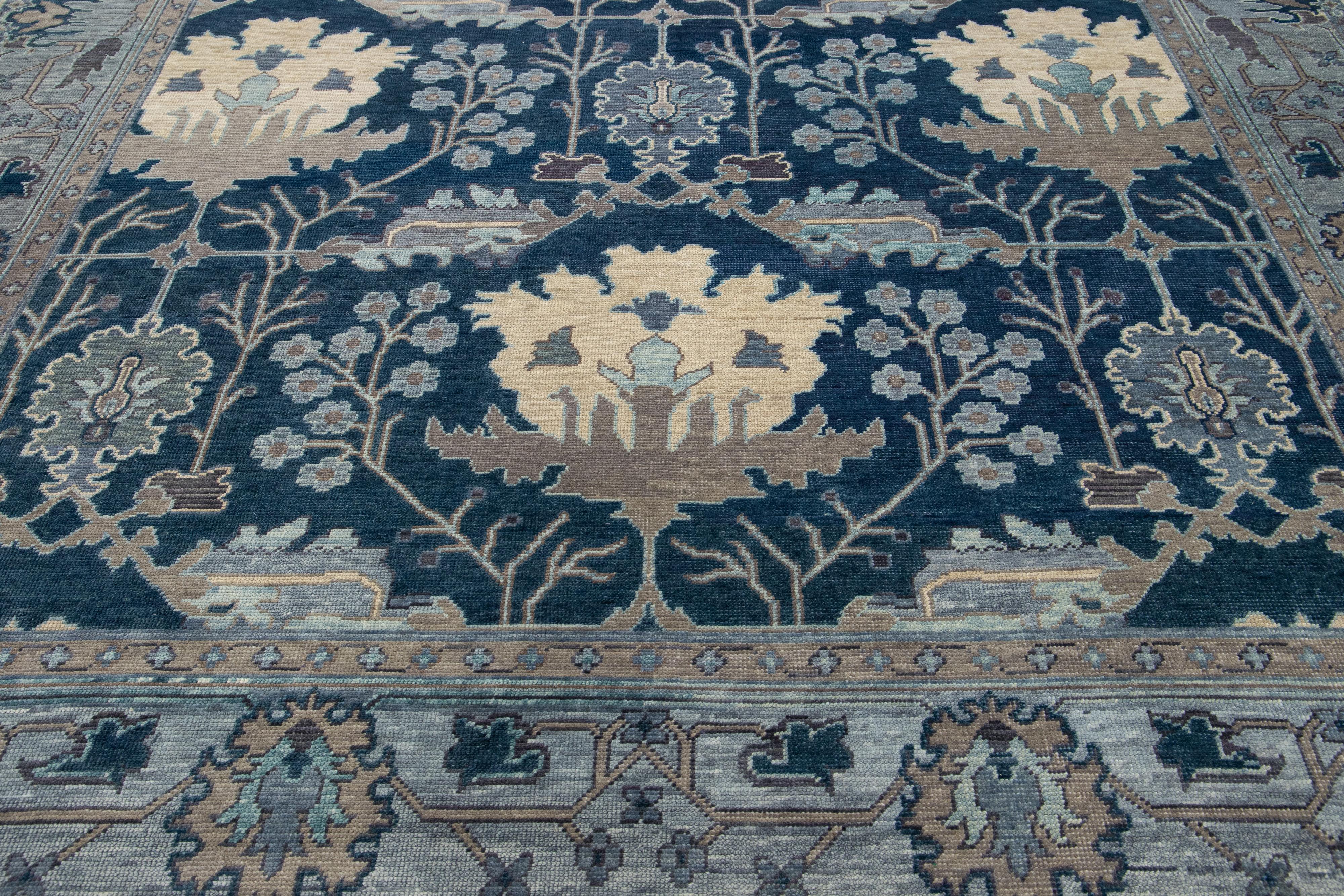Laine Tapis moderne turc en laine bleue à motifs floraux fait à la main de style Oushak en vente