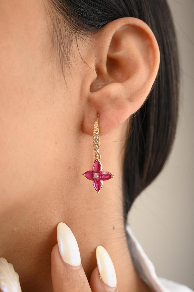 Les boucles d'oreilles pendantes en or 14 carats avec fleurs de rubis et diamants vous permettront d'affirmer votre look. Vous aurez besoin de boucles d'oreilles pour affirmer votre look. Ces boucles d'oreilles créent un look étincelant et luxueux