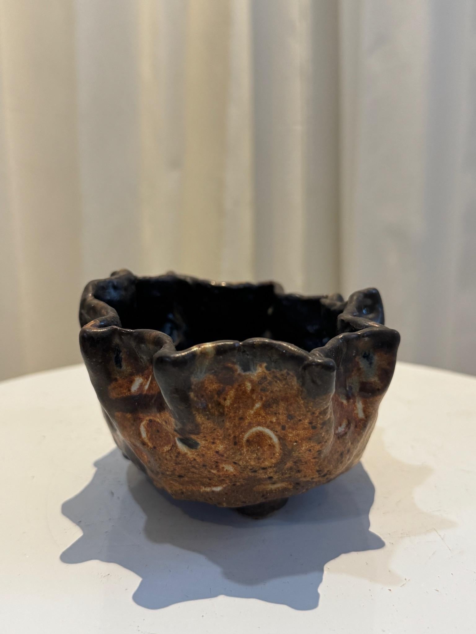 Inconnu Vase en poterie Studio Freeform fait à la main - Pièce d'art sculpturale en céramique en vente