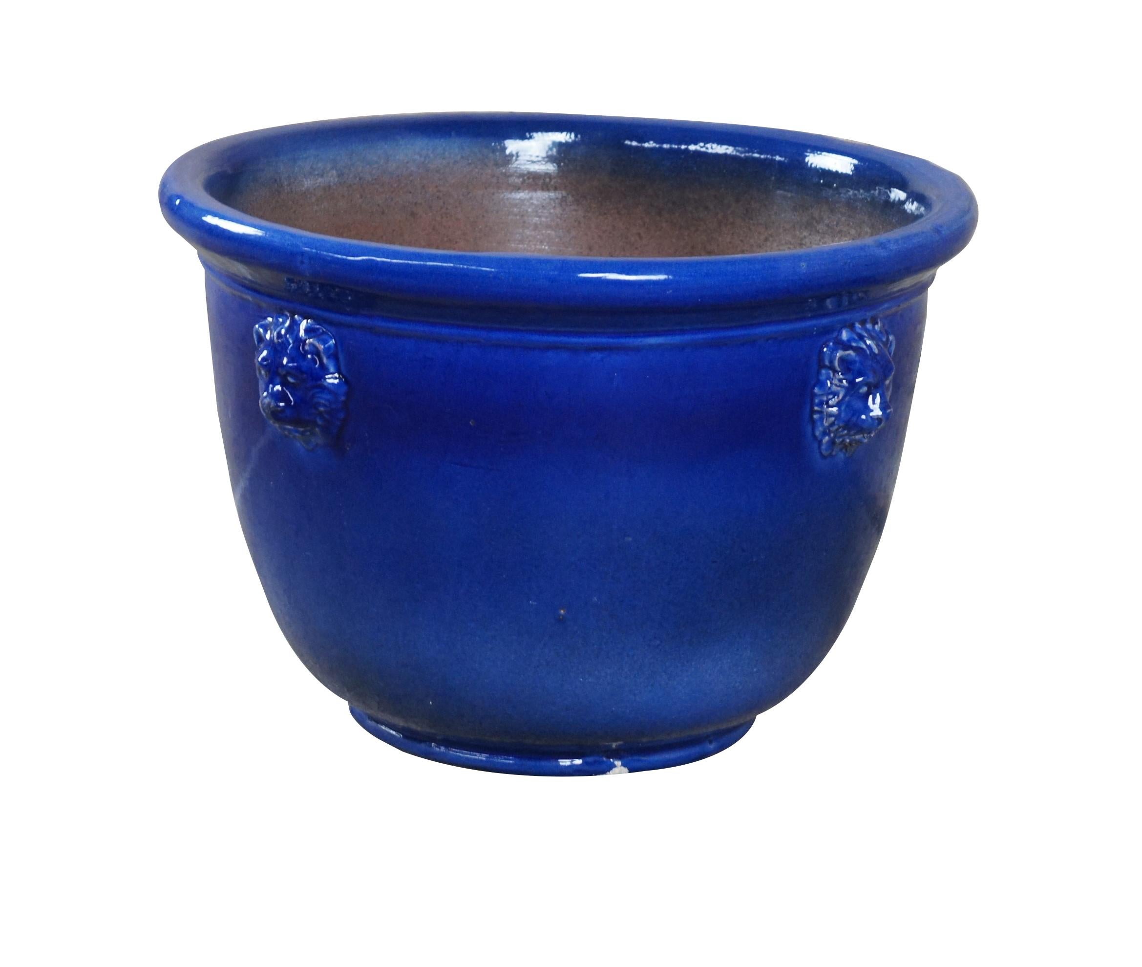 Handgefertigt Französisch Barrielle Aubagne Modern Blau Keramik Jardinière Pflanzer Löwen (Französische Provence) im Angebot