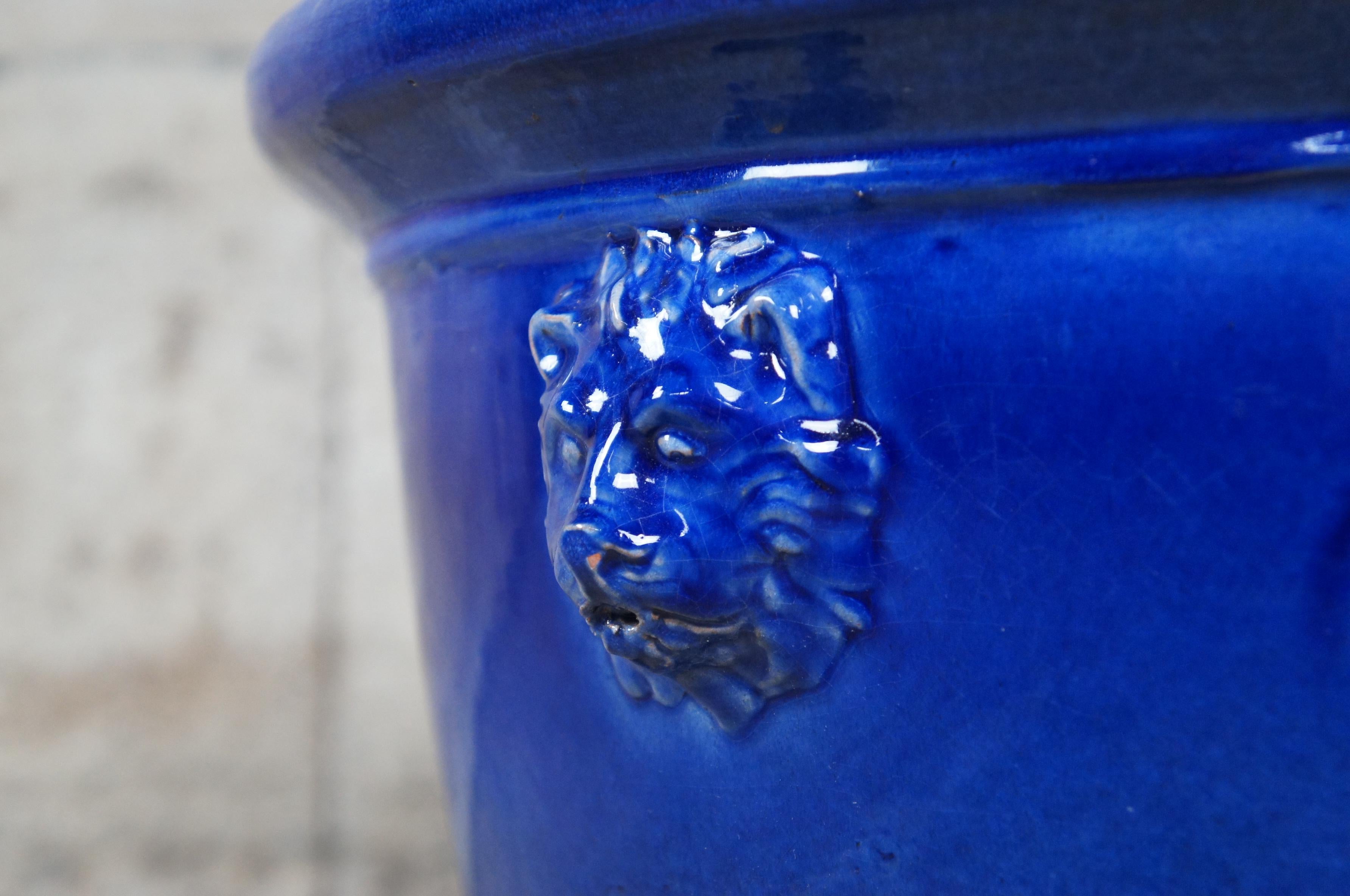 Handgefertigt Französisch Barrielle Aubagne Modern Blau Keramik Jardinière Pflanzer Löwen im Angebot 1