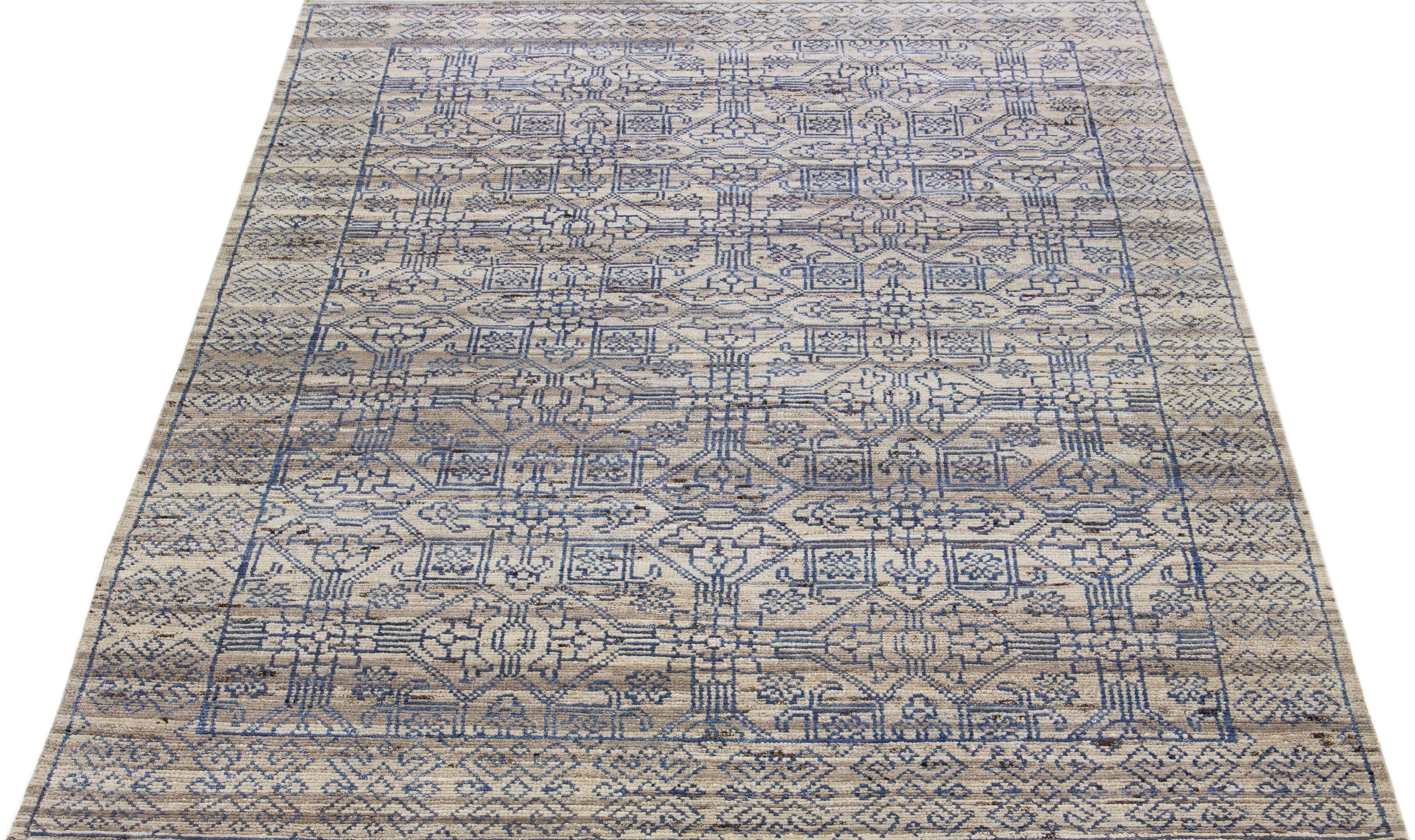 Die Artisan-Linie von Apadana ist eine elegante Möglichkeit, einem Raum eine auffallend antike Ästhetik zu verleihen. Diese Teppichserie ist ausgesprochen einzigartig und zeigt, wie ein antiker Teppich aussehen kann. Dieser maßgefertigte Teppich