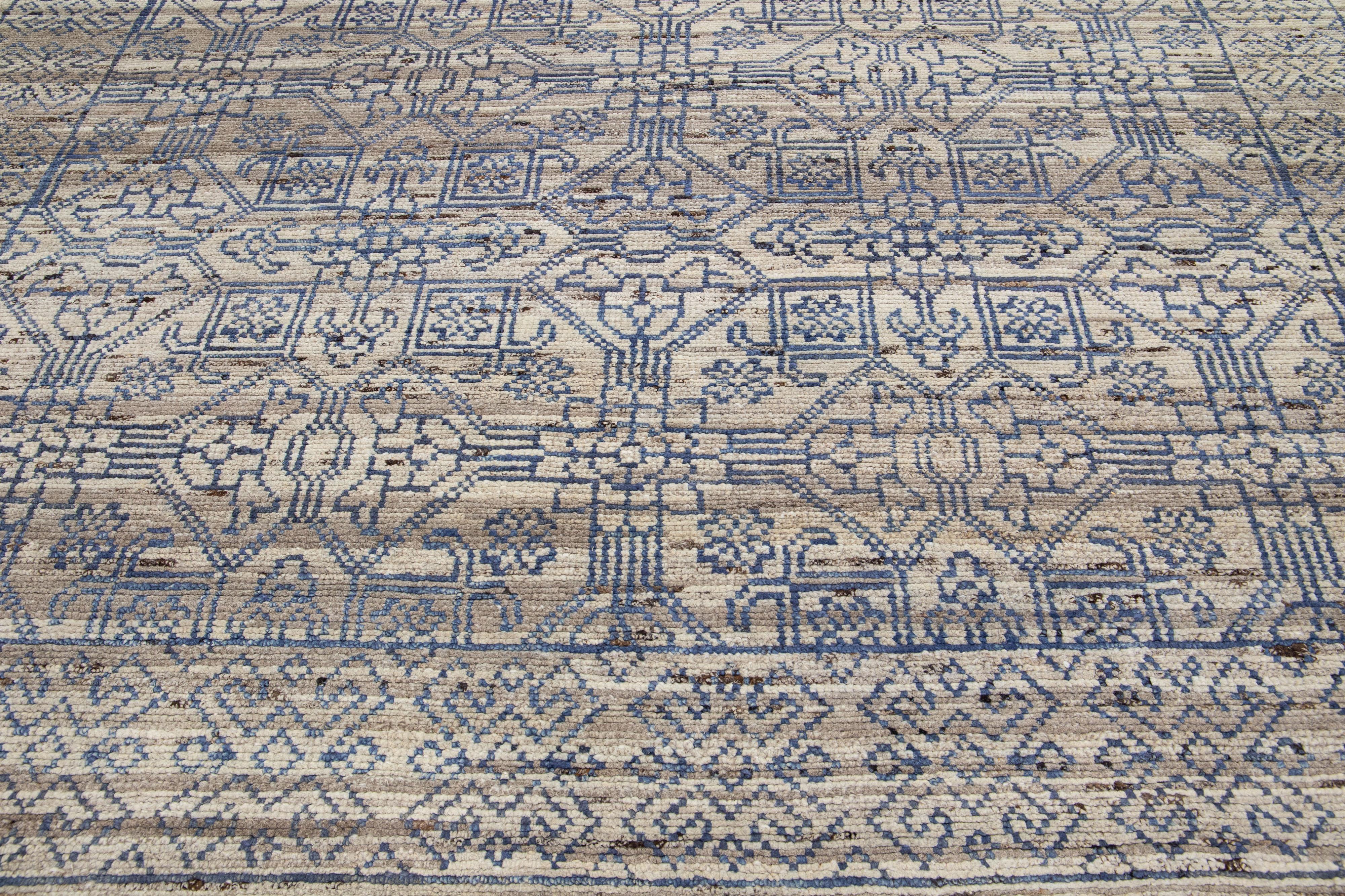 Handgefertigter geometrischer moderner indischer Wollteppich in Grau und Blau von Apadana (Moderne) im Angebot