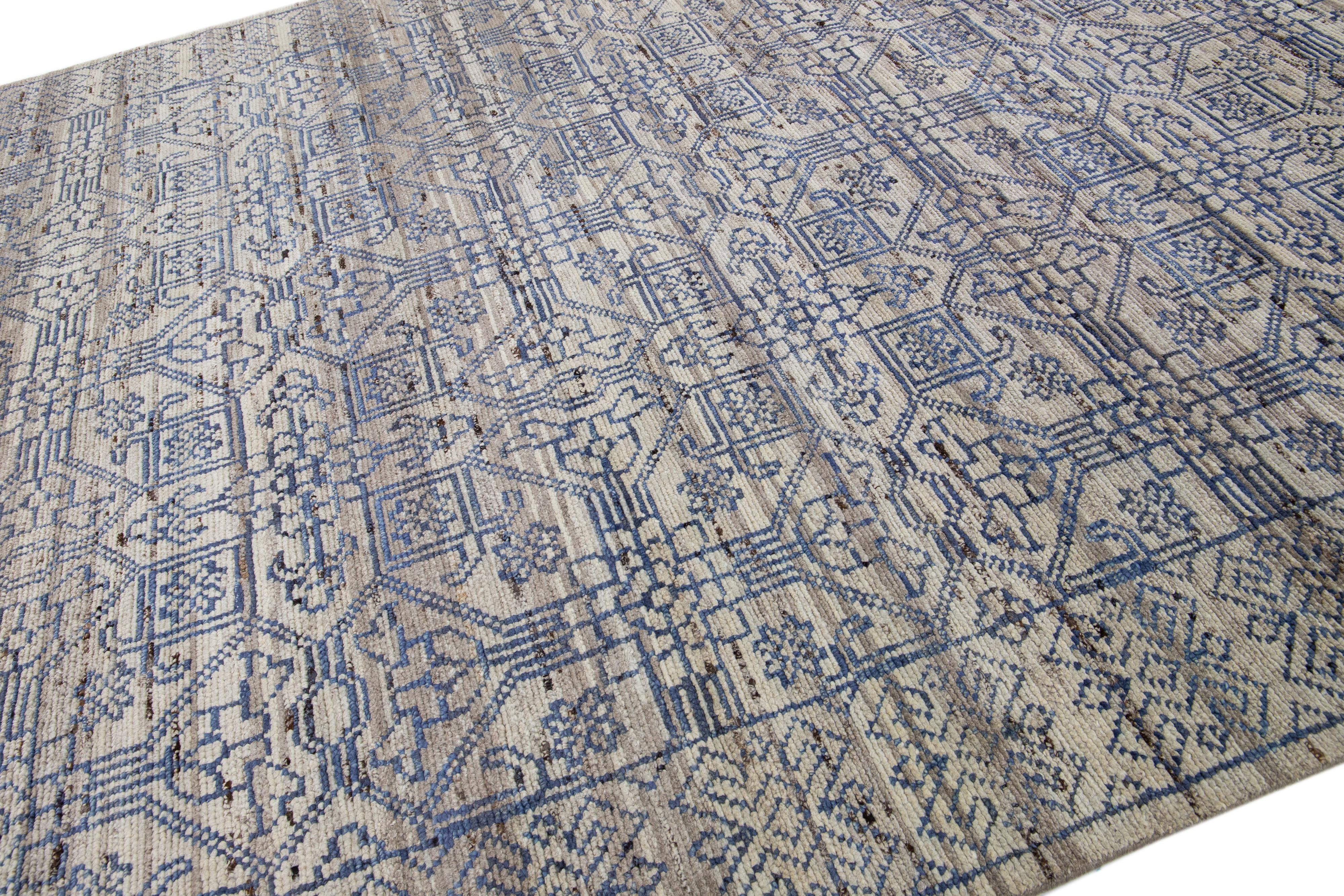 Handgefertigter geometrischer moderner indischer Wollteppich in Grau und Blau von Apadana (Indisch) im Angebot