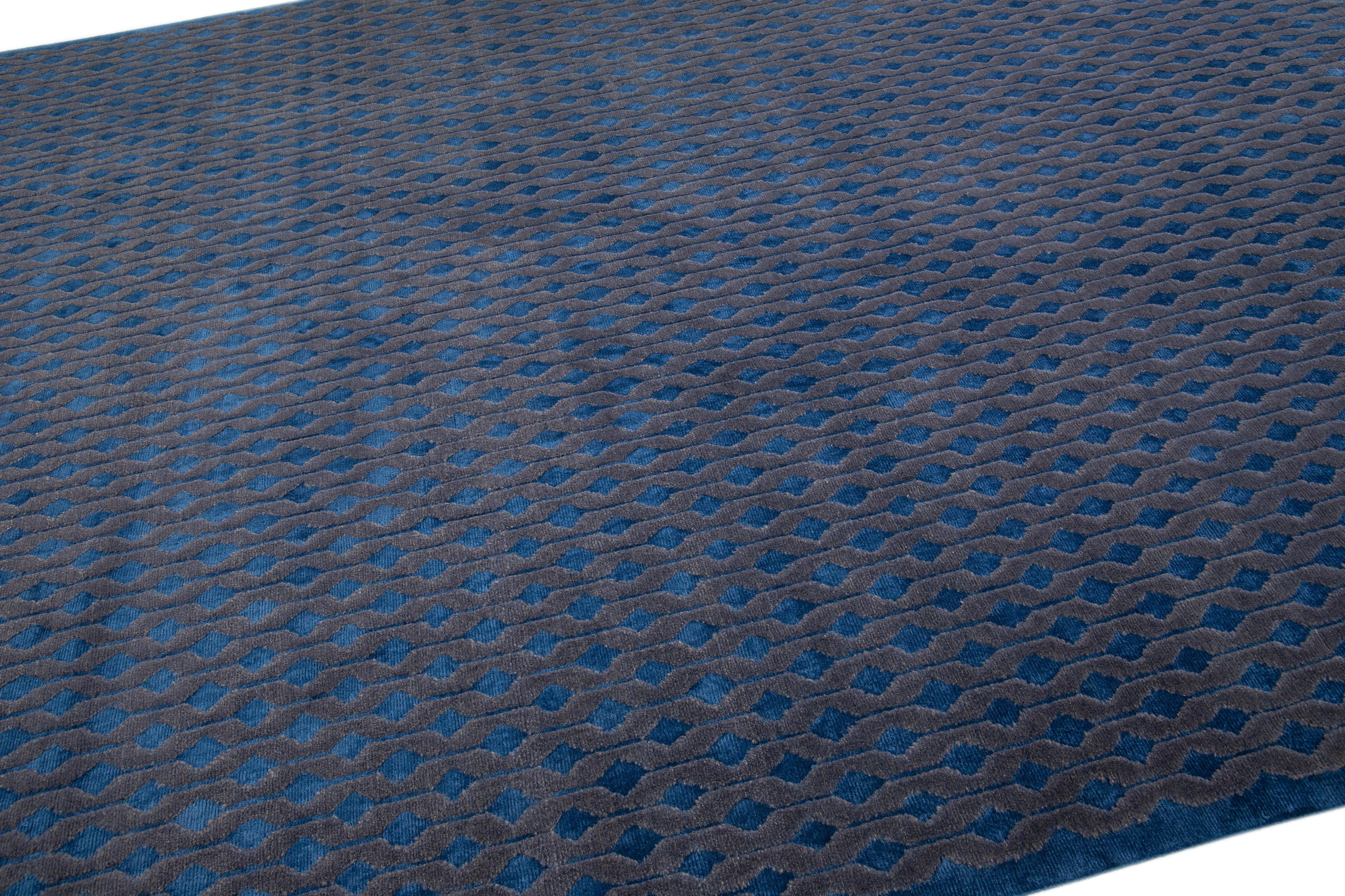 Tibétain Tapis tibétain moderne géométrique en laine et soie fait à la main avec un champ de couleurs bleues en vente