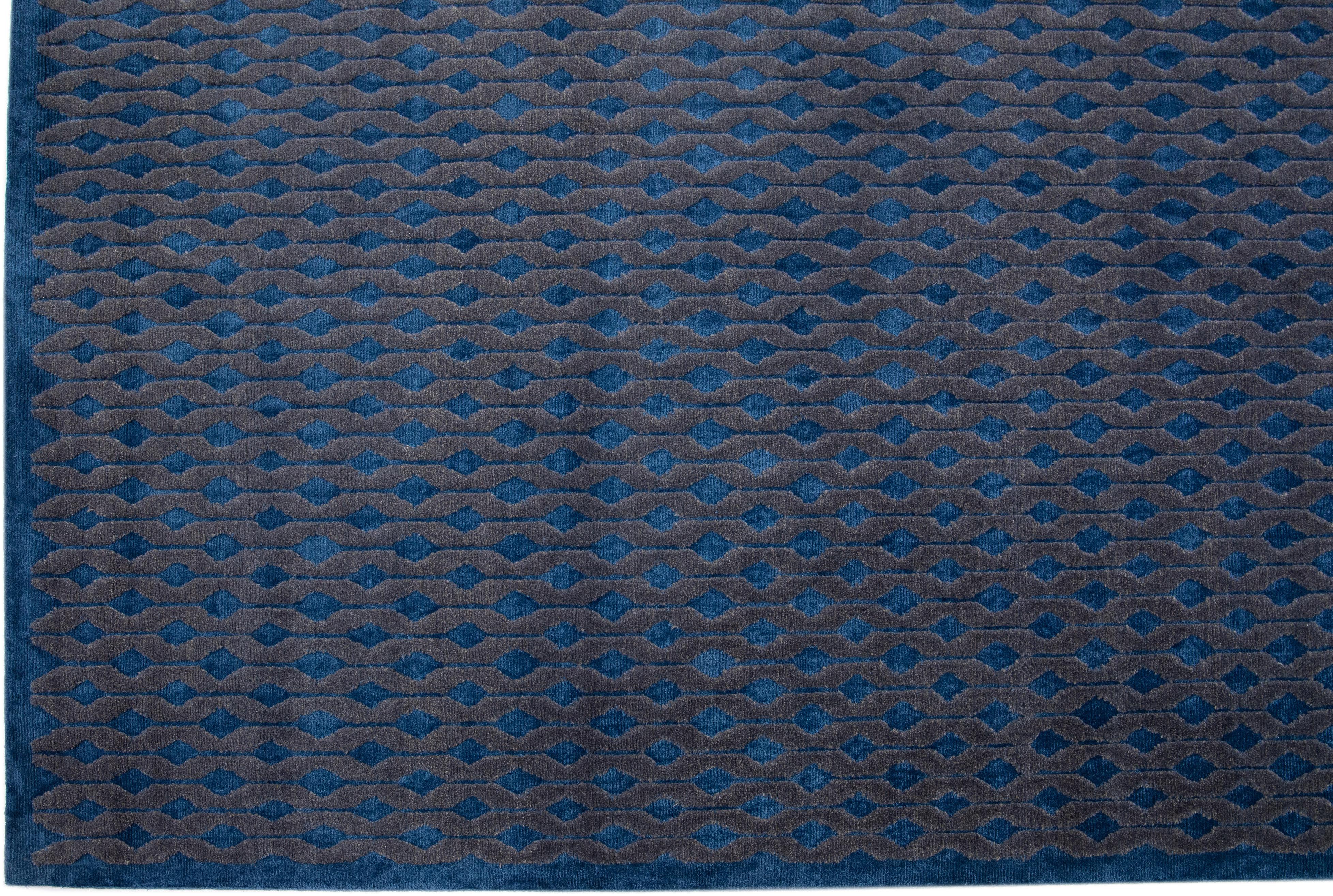 Tibétain Tapis tibétain moderne géométrique en laine et soie fait à la main avec un champ de couleurs bleues en vente
