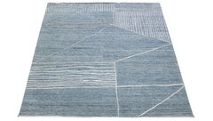 Handgefertigter geometrischer Wollteppich im marokkanischen Stil in Blau von Apadana