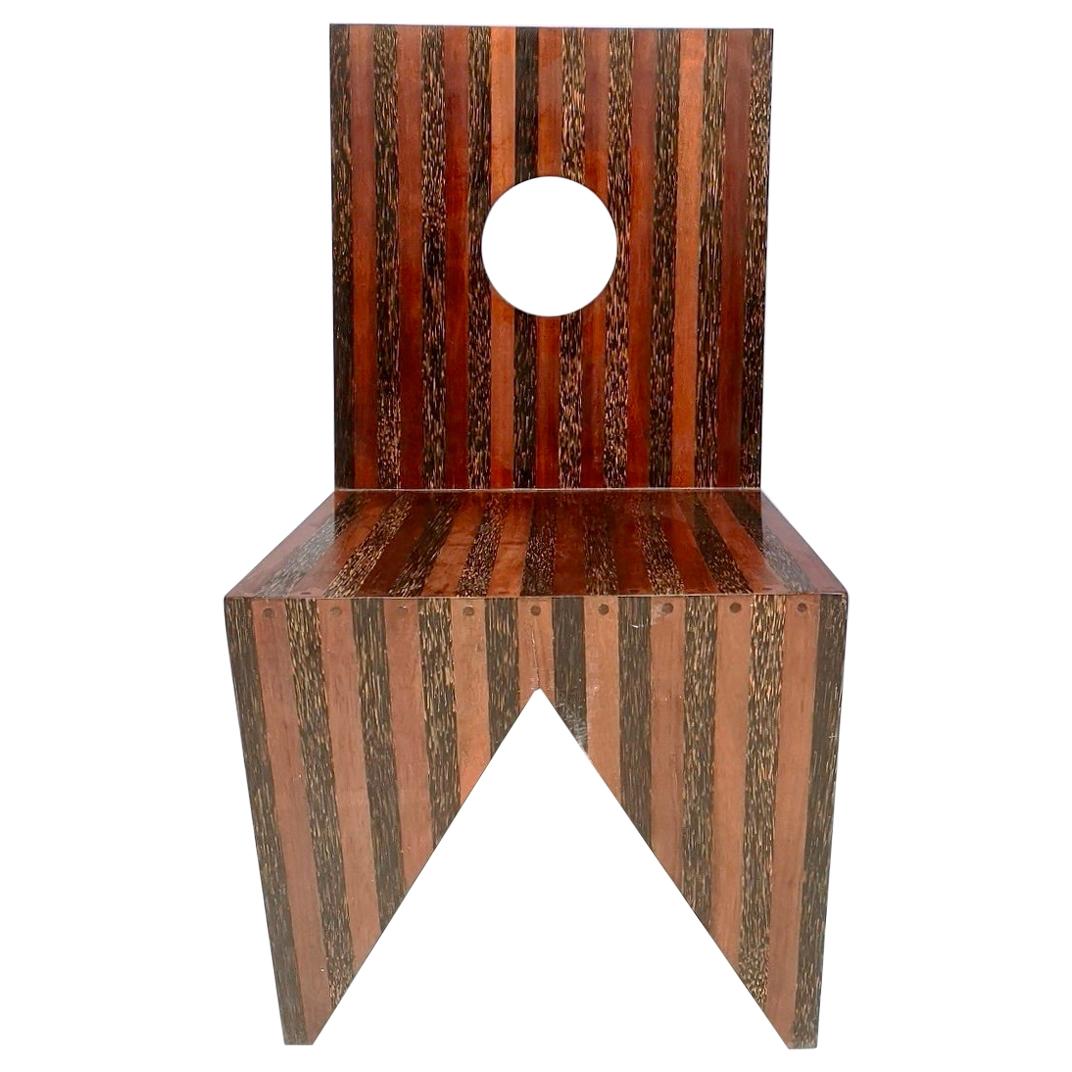 Hergestellt aus massivem Mahagoni und einem anderen unbekannten exotischen Holz.
Da es sich um einen Vintage-Artikel handelt, kann er leichte Gebrauchsspuren aufweisen, aber er ist in einem sehr guten Originalzustand und bereit, ein Stück in einem