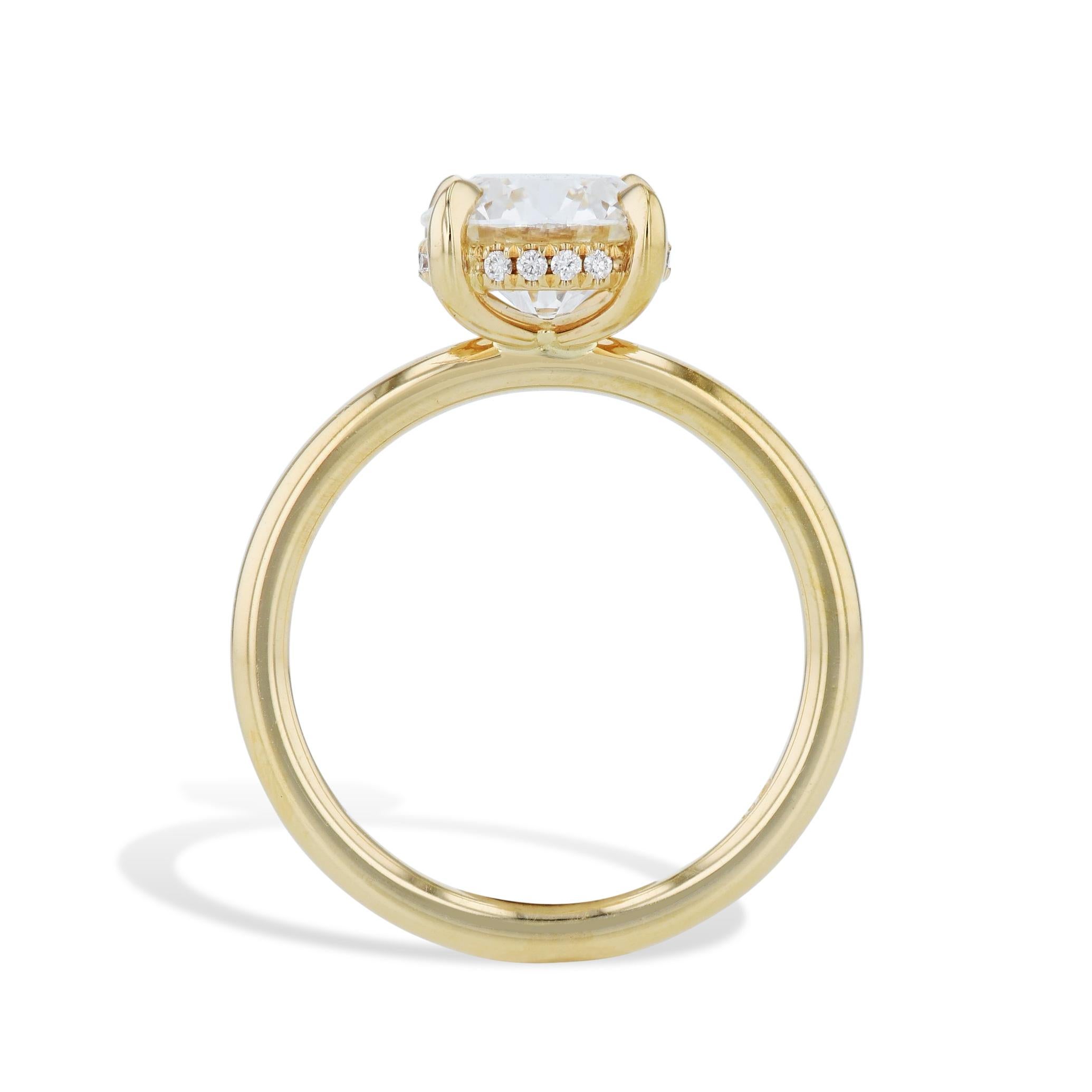 Cette magnifique bague de fiançailles en diamant rond de 2,09 carats, fabriquée à la main, donnera à votre bien-aimée l'impression d'appartenir à la royauté ! Sertie dans un luxueux boîtier de 18kt. En or jaune, le magnifique diamant central est