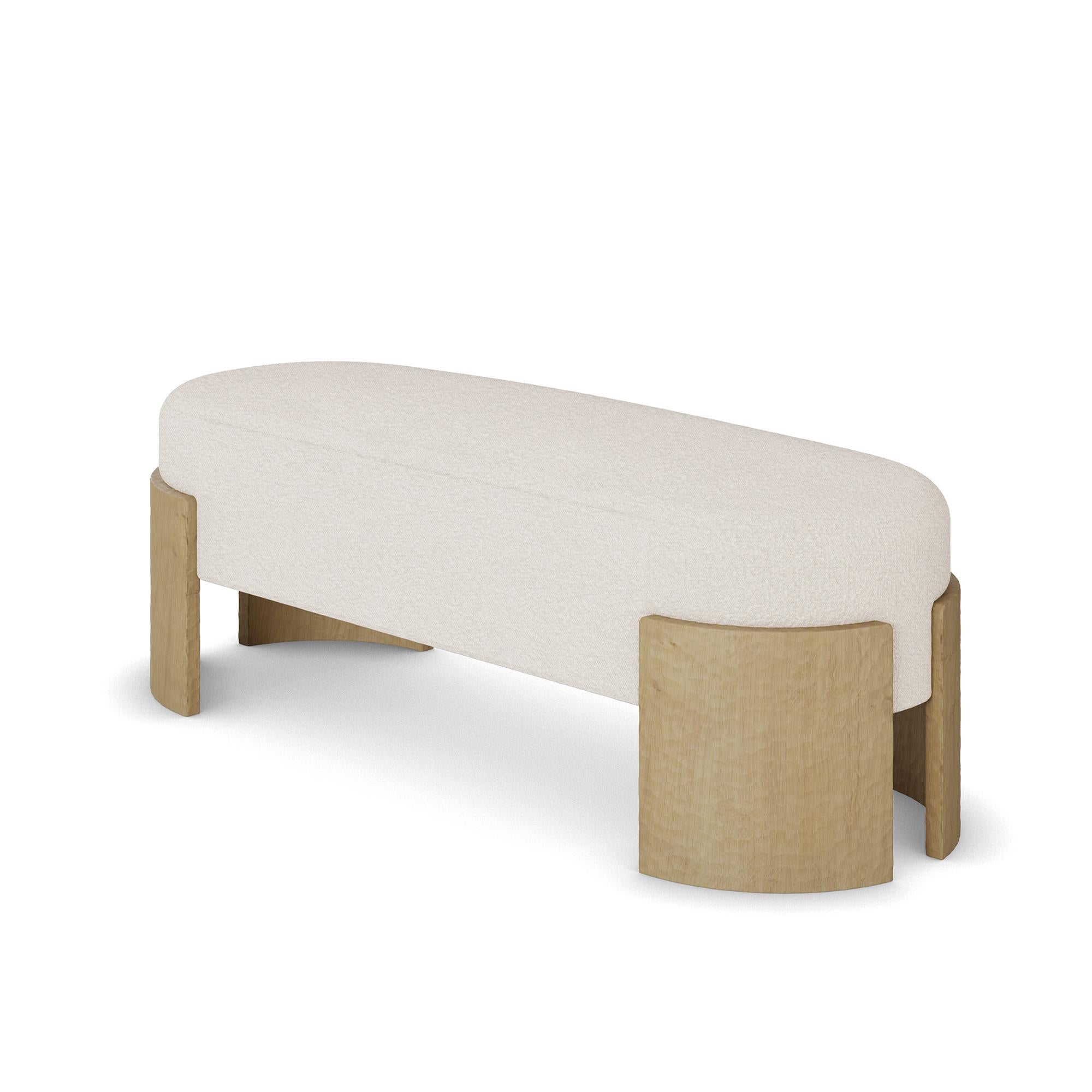Le banc Gilda est un mélange harmonieux de design contemporain, de confort classique et d'artisanat expert, ce qui en fait un ajout polyvalent et intemporel à tout espace. Conçue pour offrir à la fois un attrait esthétique et une assise