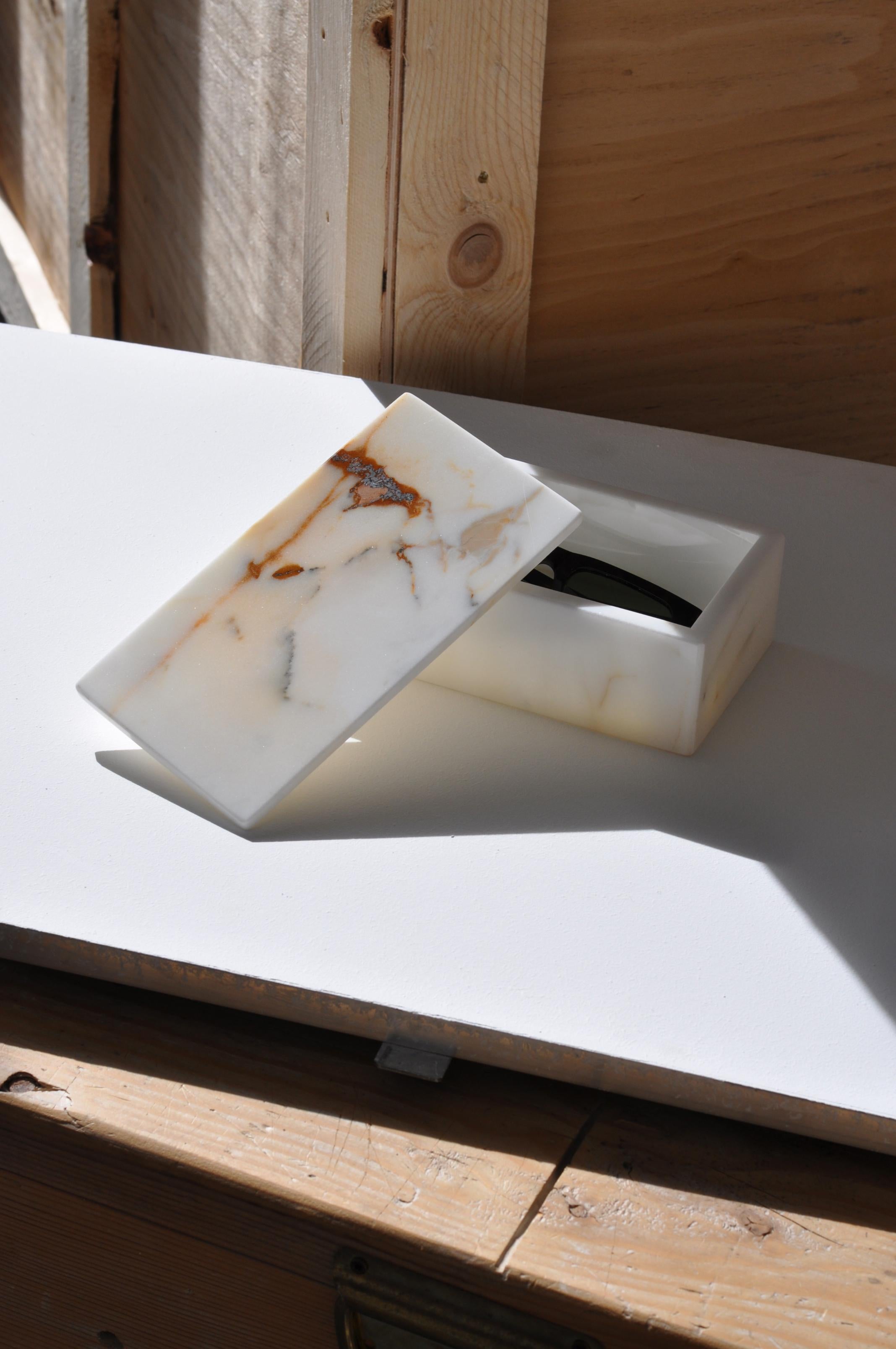 Handgefertigtes Gläsergehäuse mit Deckel aus Paonazzo-Marmor im Zustand „Neu“ im Angebot in Carrara, IT