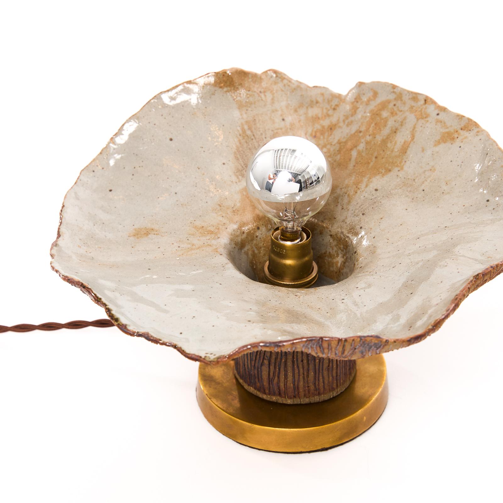 Découvrez le mélange parfait de charme terreux et fantaisiste et d'art artisanal avec cette lampe de table champignon faite à la main, qui fait partie de notre 