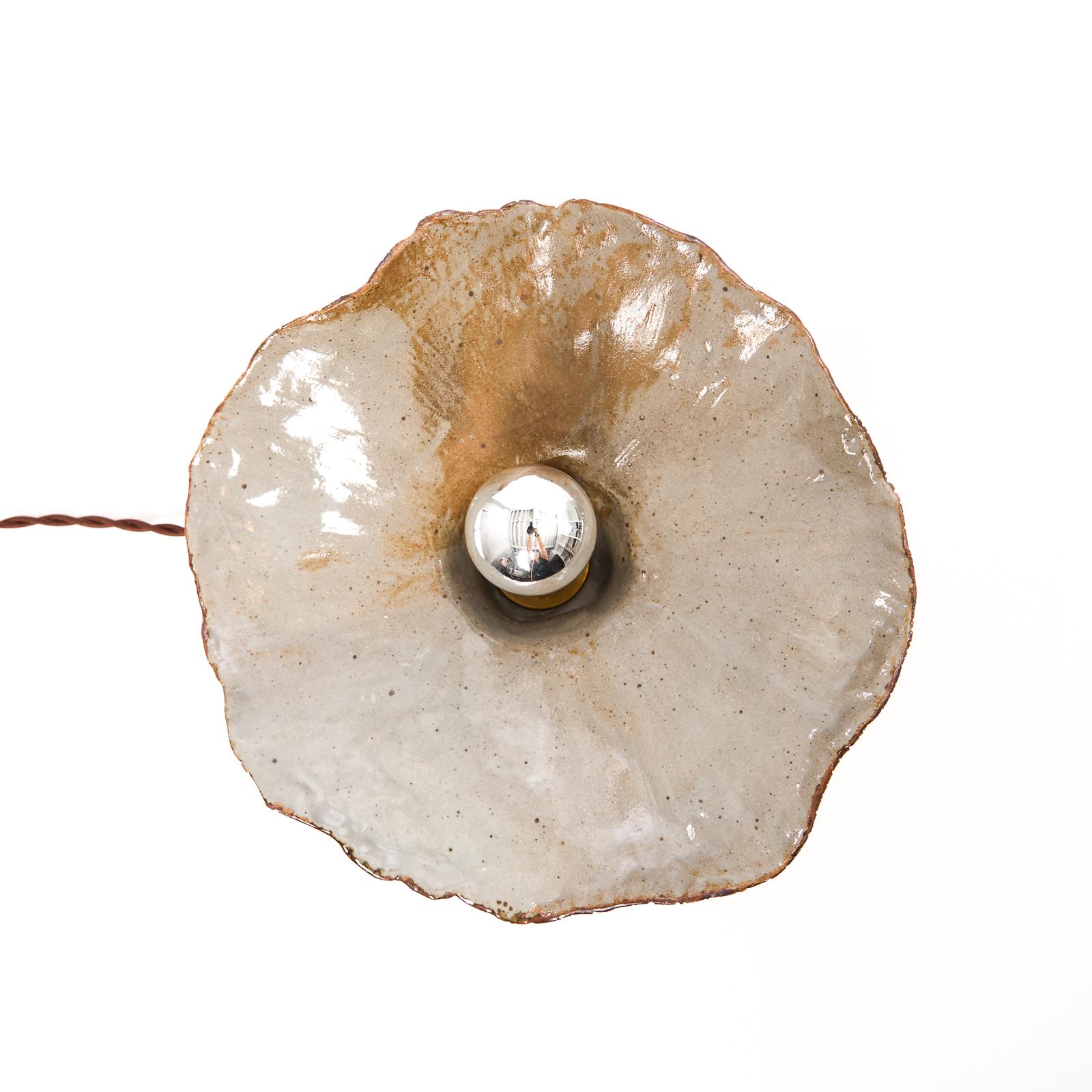 Organique Lampe de table champignon en céramique émaillée organique et laiton faite à la main  - Tente de DH en vente