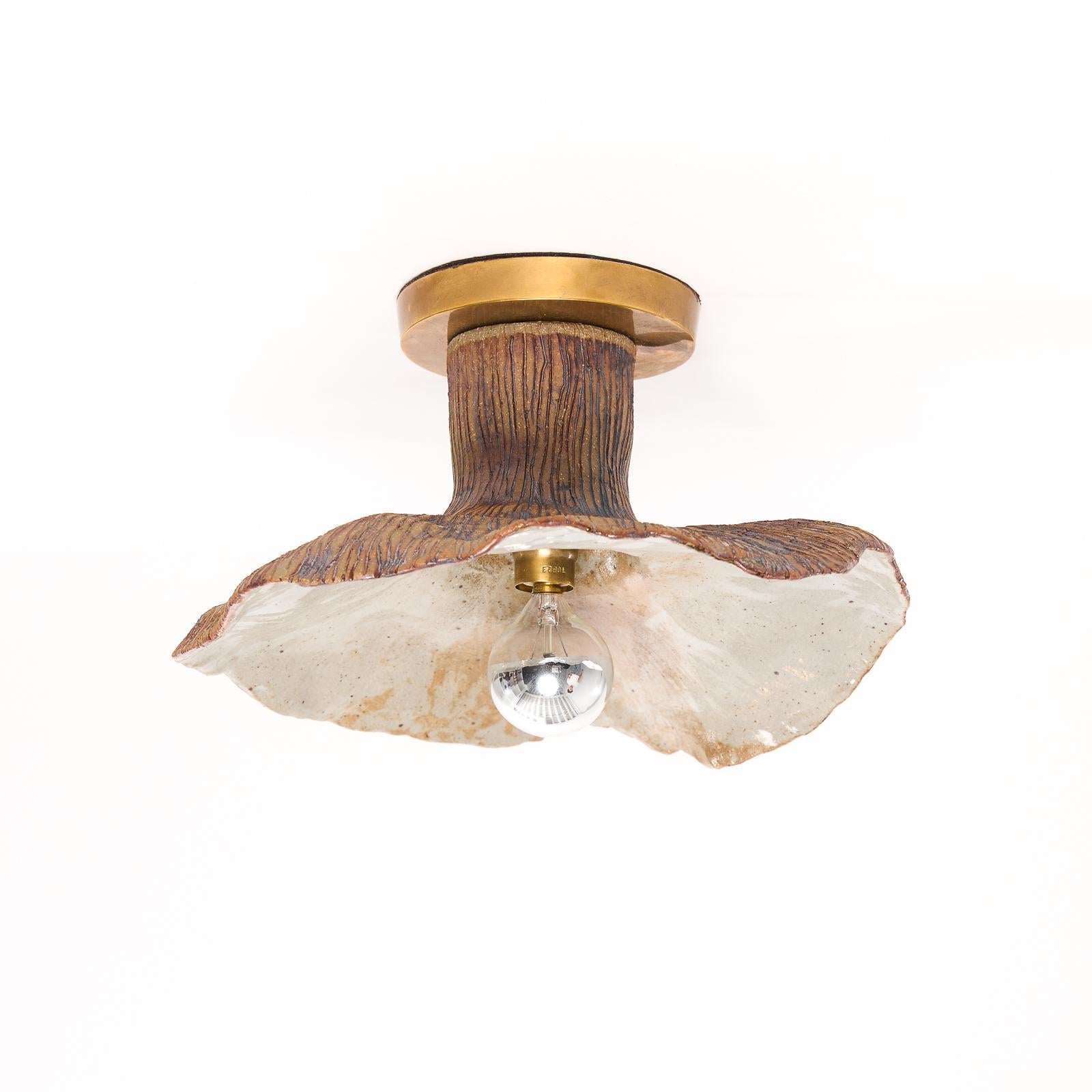 Américain Lampe de table champignon en céramique émaillée organique et laiton faite à la main  - Tente de DH en vente