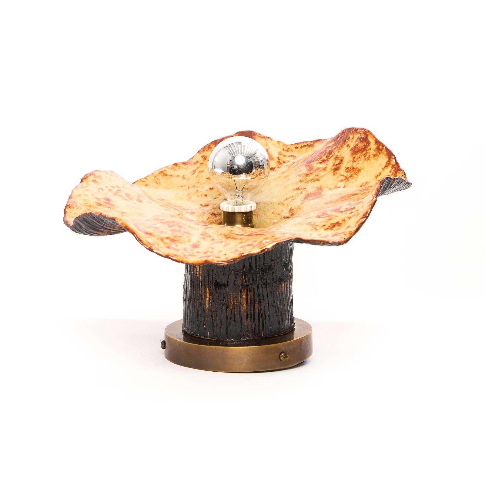 Sculpté à la main Lampe de table champignon en céramique émaillée organique et laiton faite à la main  - Tente de DH en vente