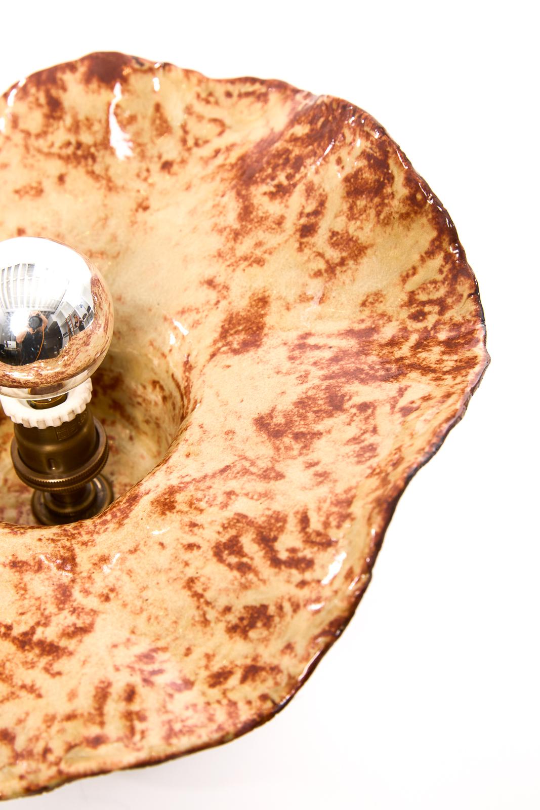Lampe de table champignon en céramique émaillée organique et laiton faite à la main  - Tente de DH Neuf - En vente à New York, NY